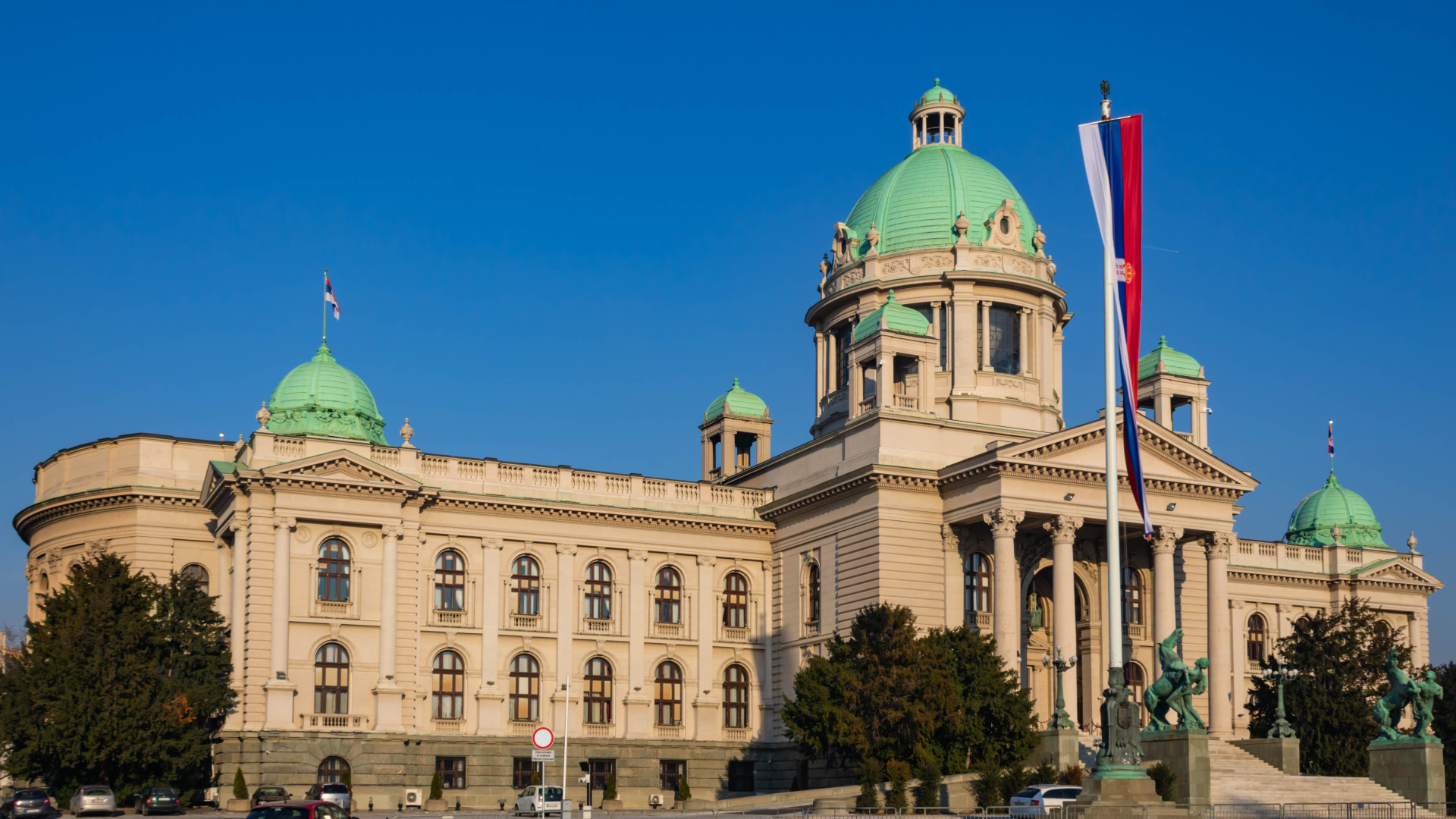 Lövöldözés volt a szerb parlament épülete előtt