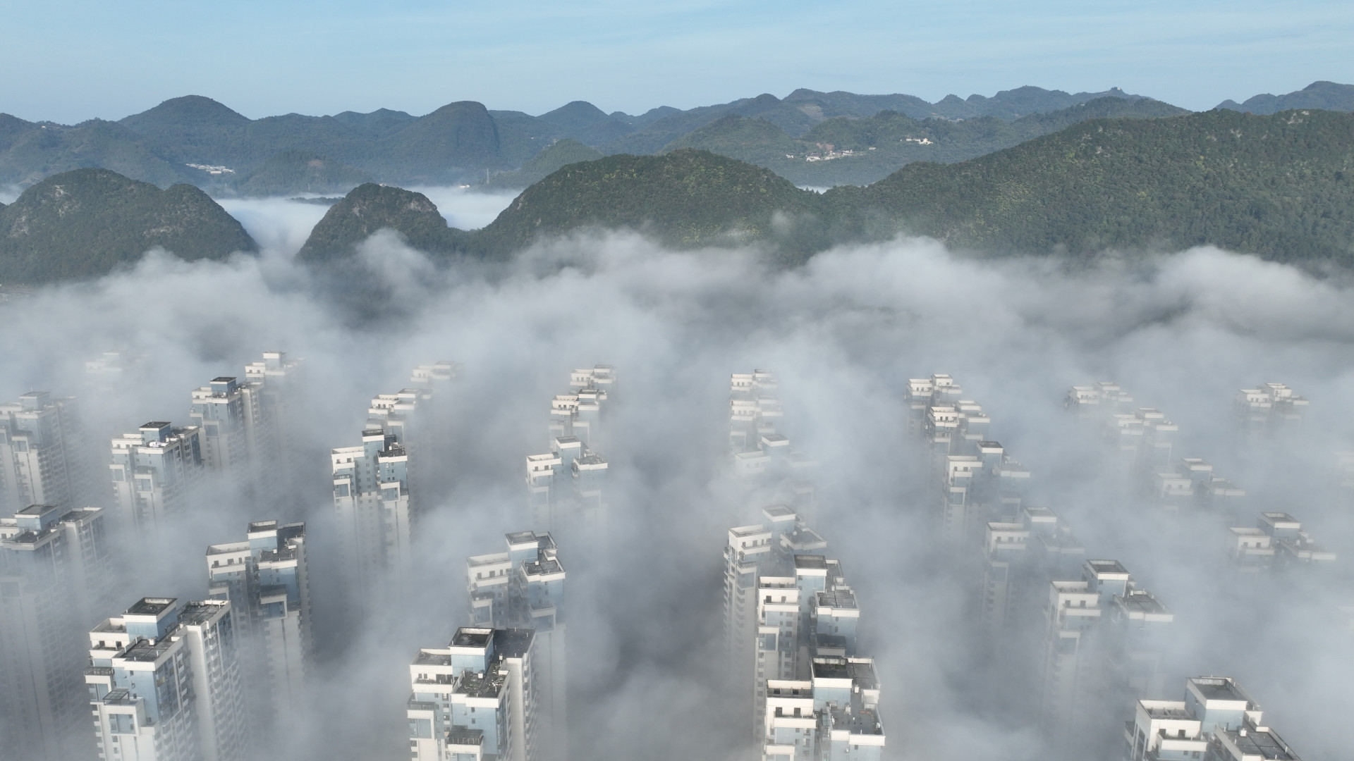 Grandiózus programmal pörgetné fel Kína a válságban lévő ingatlanpiacot