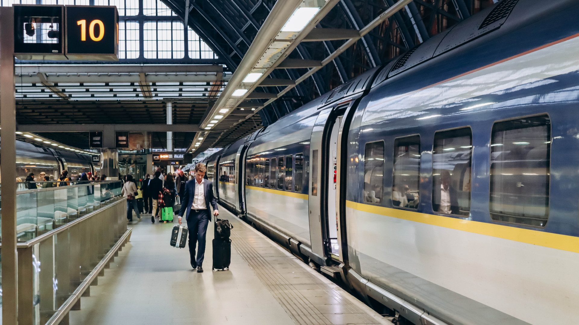 Leállt Európa egyik legfontosabb vasútvonala, utasok ezrei rekedtek a pályaudvarokon