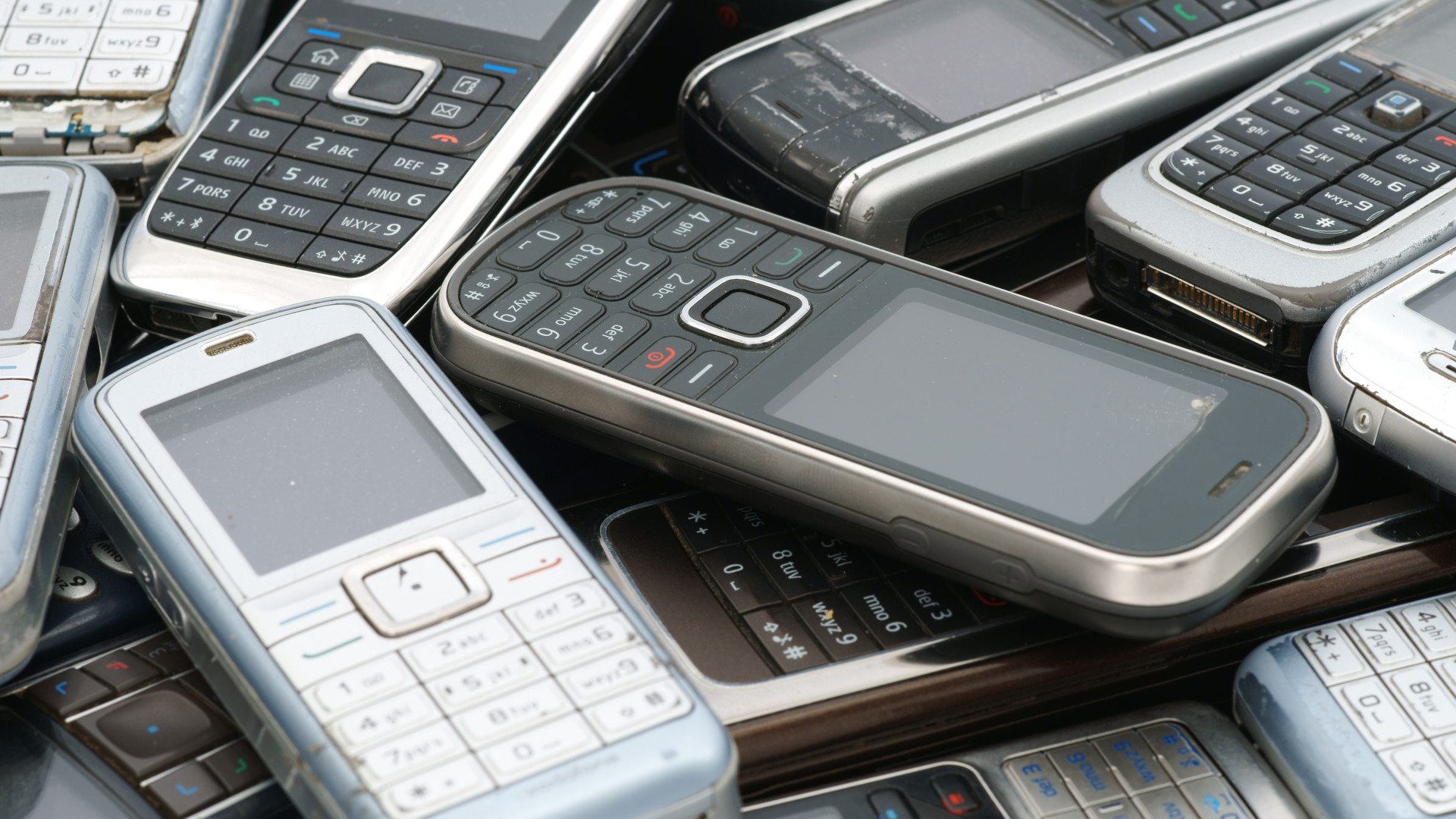 Érthetetlen döntés: rengeteg magyar bukik havonta súlyos ezreket a mobilozáson, pedig spórolhatna