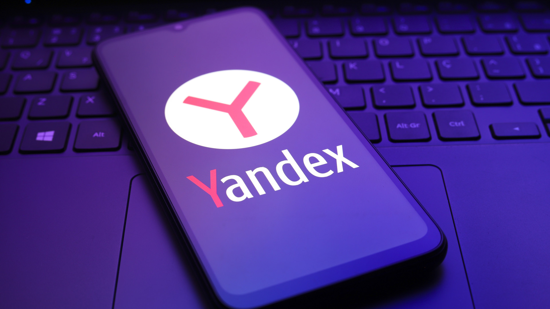 Hatalmas csapás érte az orosz techóriást: drónok találták el a Yandex legfontosabb központját