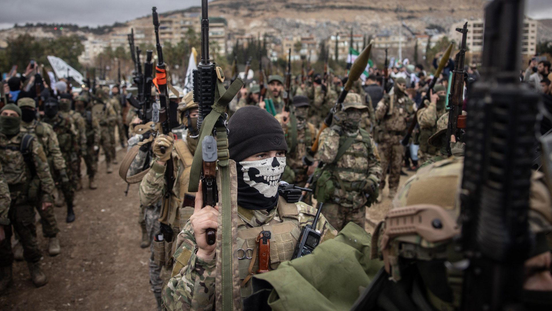 Szinte hihetetlen fejlemények: pár hónapja még terroristának titulálták őket, most egy NATO-tagállam bázisán gyakorlatoznak a katonák