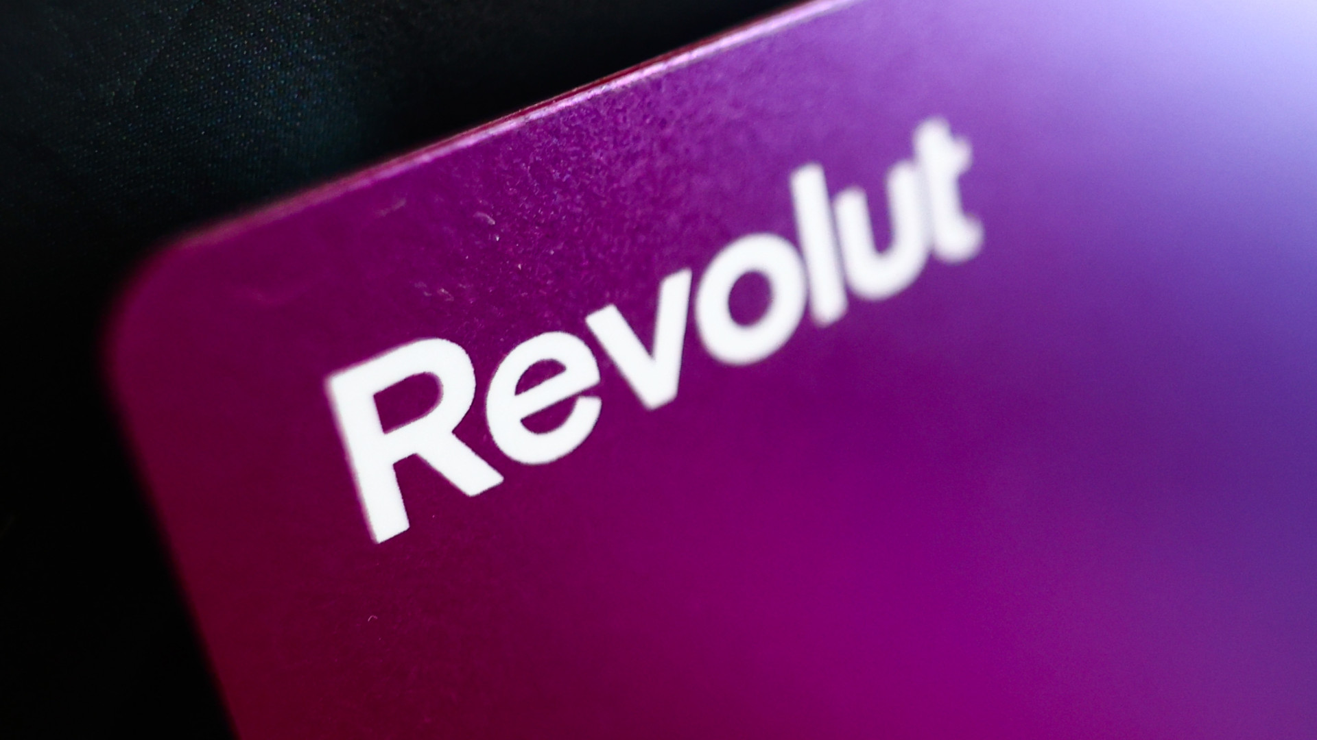 Nagy dobás a Revoluttól: felvásárol egy bankot