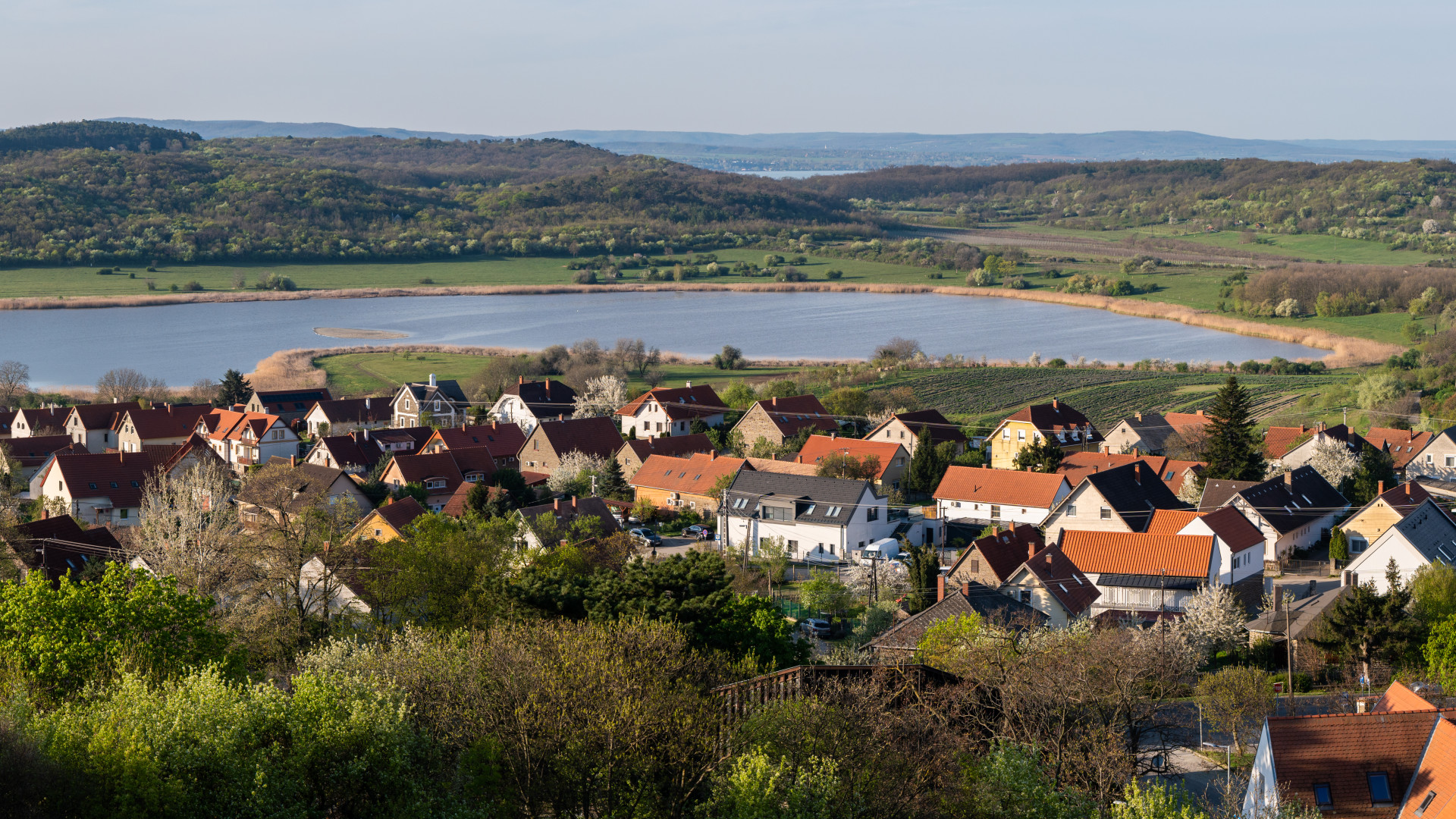 Szinte teljesen eltűntek a külföldiek a Balatonról, mutatjuk, kik vesznek most nyaralót