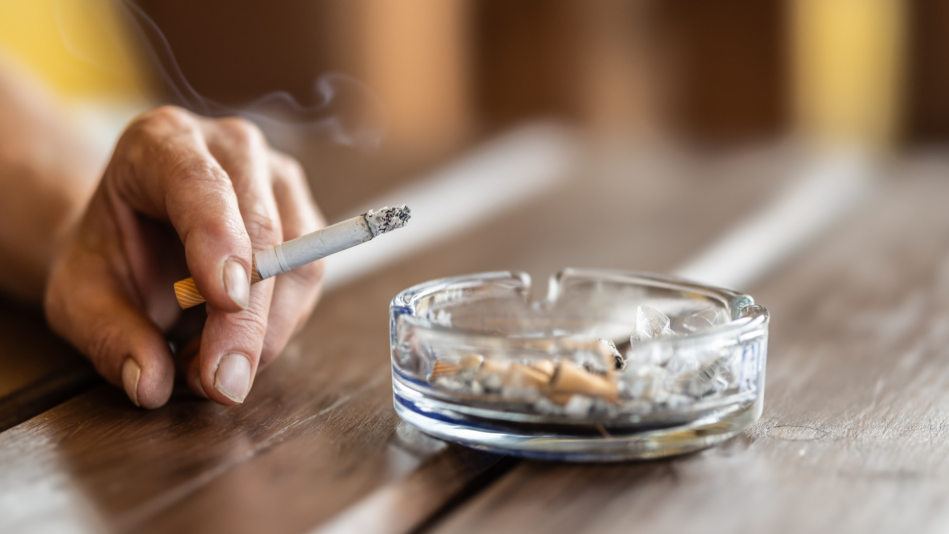 Csúnya baki: egy kocsmapulton hagyott cigisdoboz buktatott le egy egész bűnbarlangot