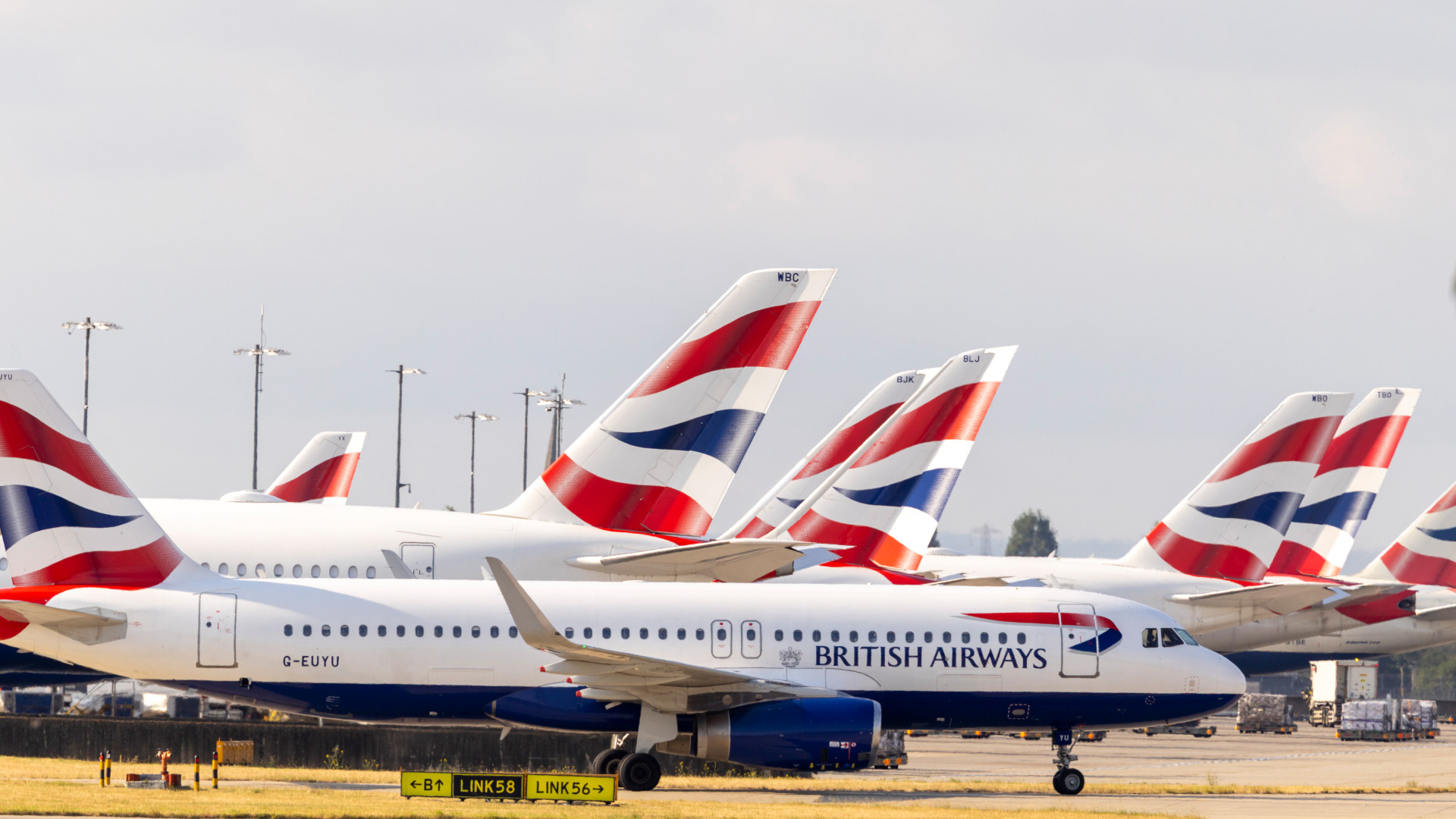 Ezeken a reptereken nincs kerozinhiány: a britek feltankoltak, sok még a tartalék