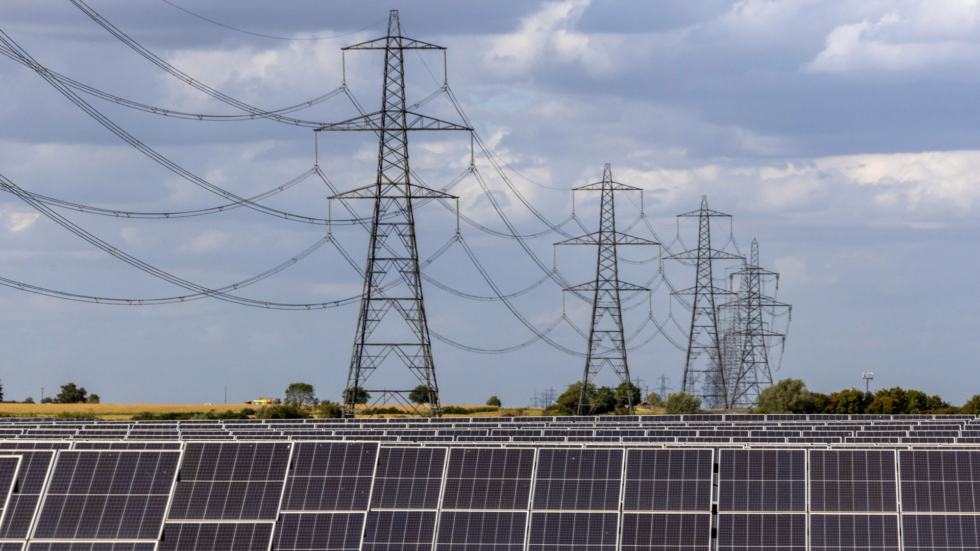 Visszaütött a magyar világelsőség: mi fizetünk azért, hogy a külföldiek elvigyék a hazai áramot