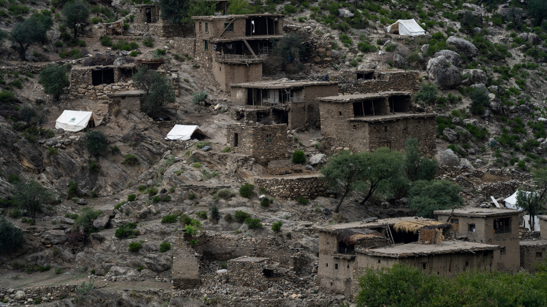 Tragikus pusztítás: földrengések és árvizek sújtják az ázsiai országot, 148 halottról tudni