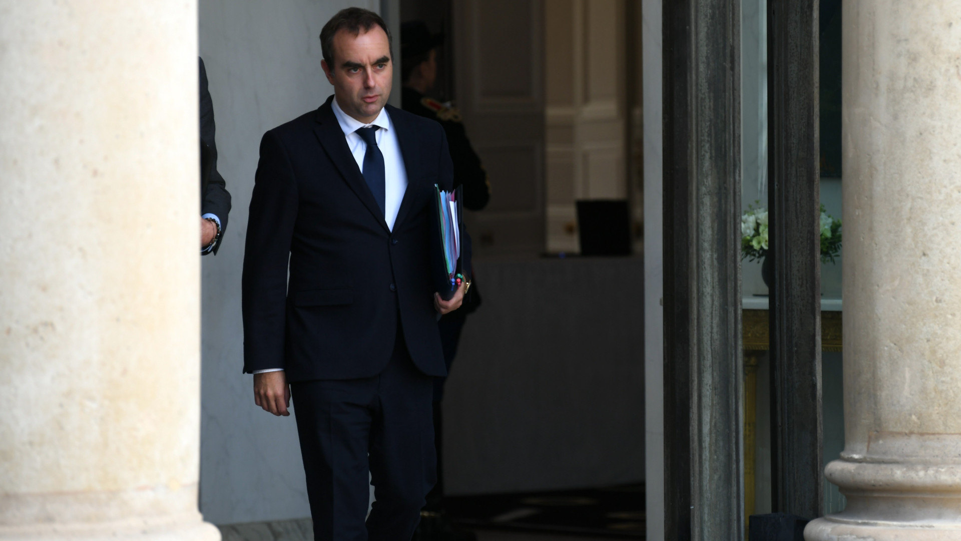 Túlélte a vihart a francia kormány – de a neheze még most jön
