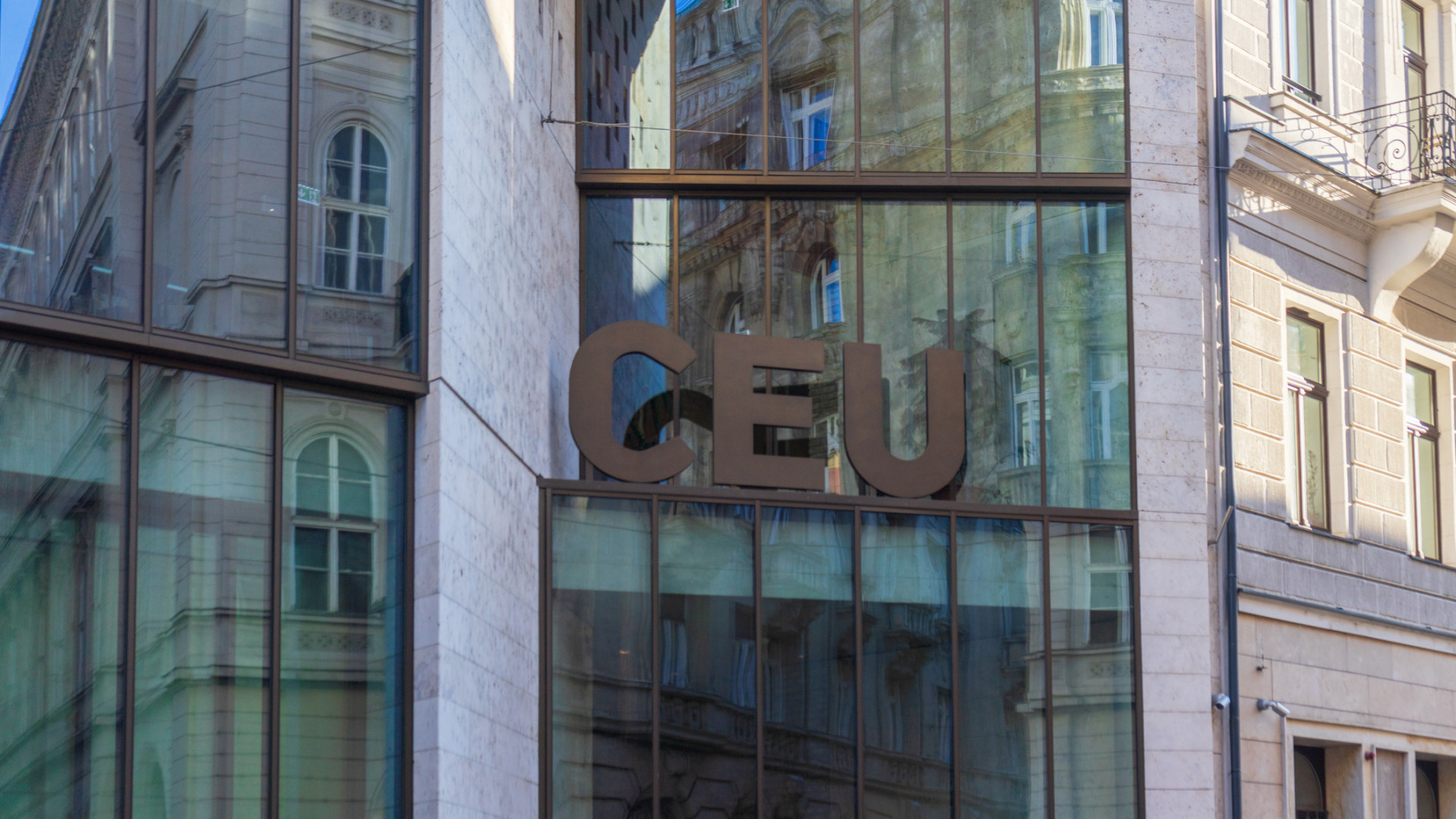 Hiába a kormányváltás, a CEU nem hozza vissza az oktatást Budapestre – Forrás: Portfolio.hu