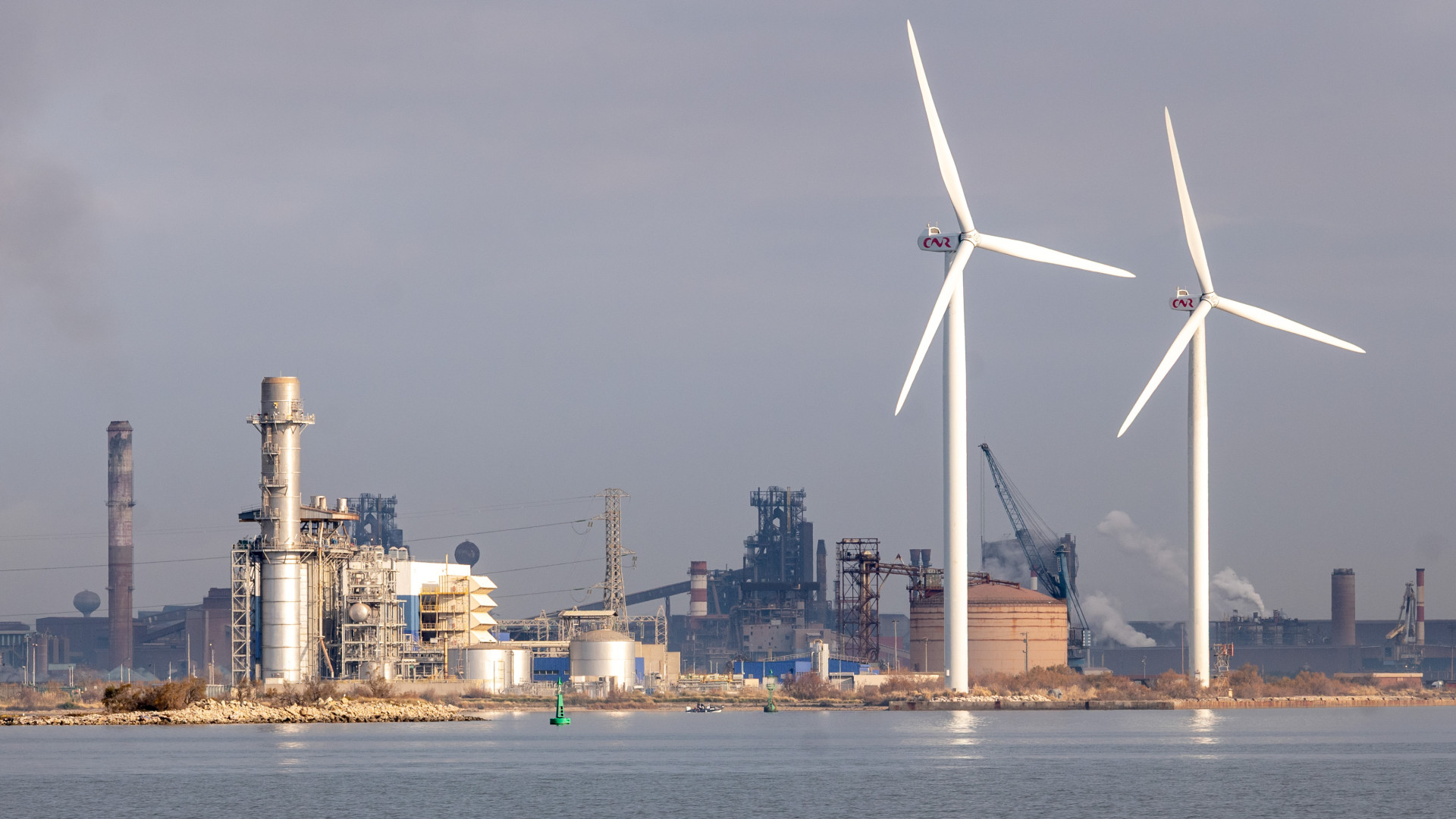 Elönti Magyarországot a külföldi függőség – Sokkoló, ami közben itthon történik