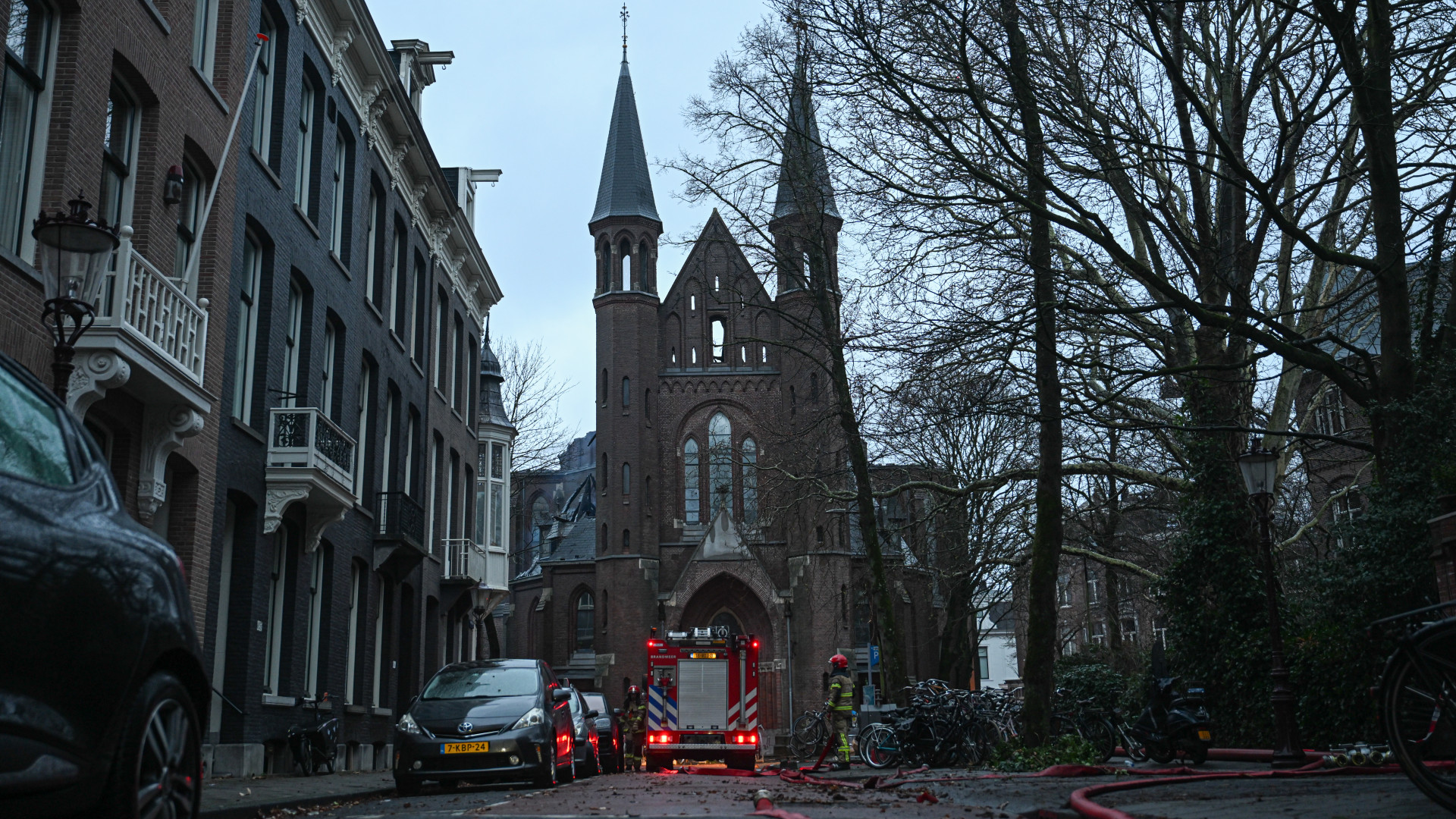 Tűzvész pusztított el egy ikonikus épületet az európai nagyvárosban, menthetetlen a Vondelkerk