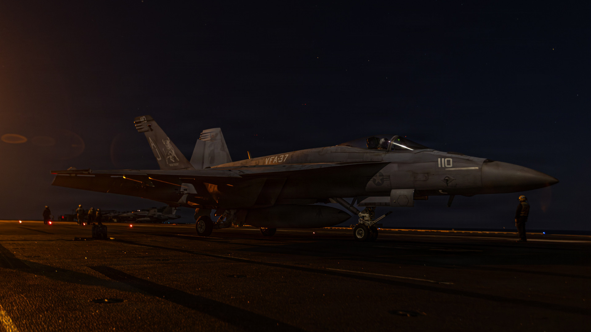 Lángok az amerikai repülőgép-hordozón, robbanások Európai bázisokon, de talán fellélegezhet az olajpiac - Híreink a közel-keleti harcokról pénteken