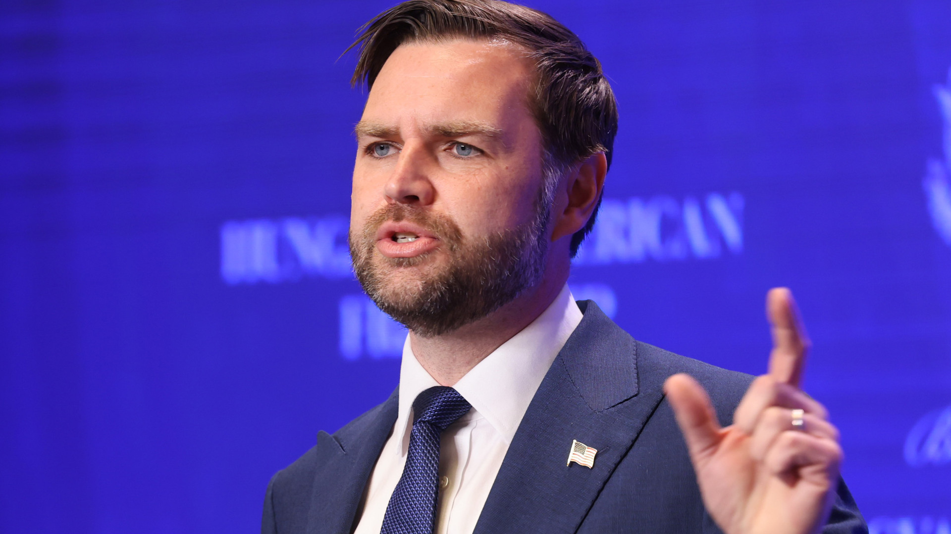 Borult a terv, J.D. Vance sietve távozott Magyarországról