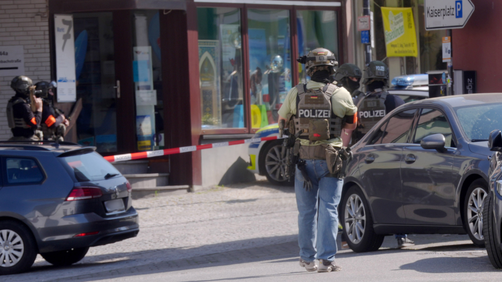Élő túszdráma egy német kisváros bankjában: a rendőrség nagy erőkkel vonult a helyszínre