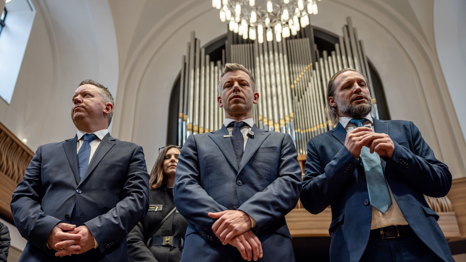 Fotókon mutatta meg Magyar Péter, miért követeli a Kúria elnökének távozását