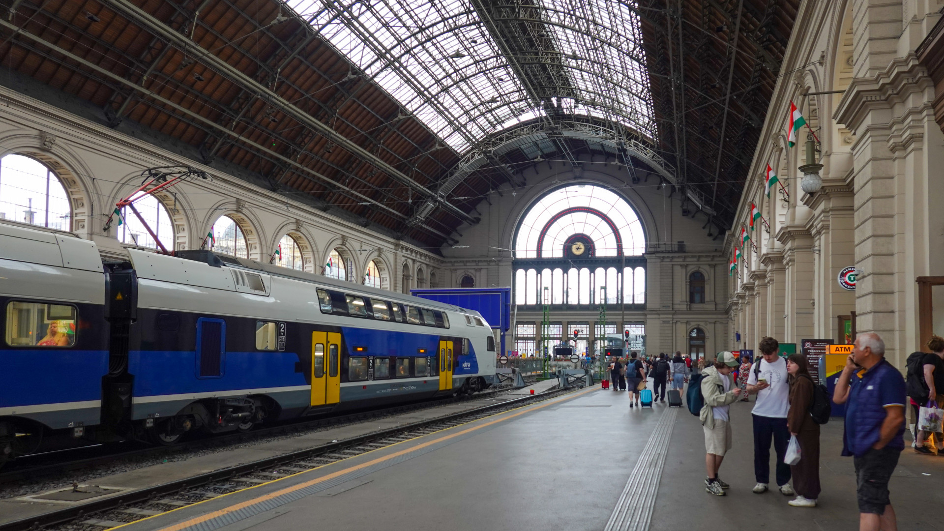 Füstöl egy vonat a Keleti pályaudvaron, jelentős változásokra kell készülni a közlekedésben
