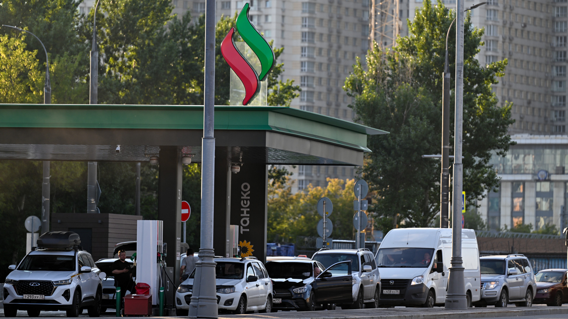 Hosszú sorok a benzinkutaknál: egyre súlyosabb az üzemanyaghiány Oroszországban