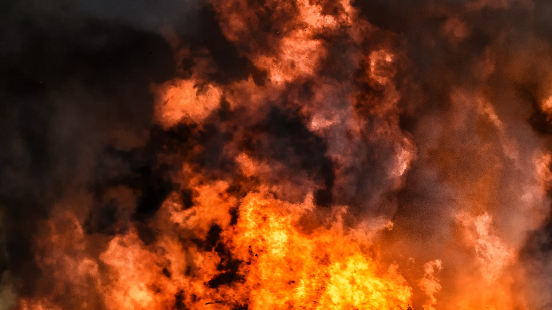 Tűz ütött ki az iváncsai akkumulátorgyárban, mentő helyett taxiba ültették a sérült dolgozókat