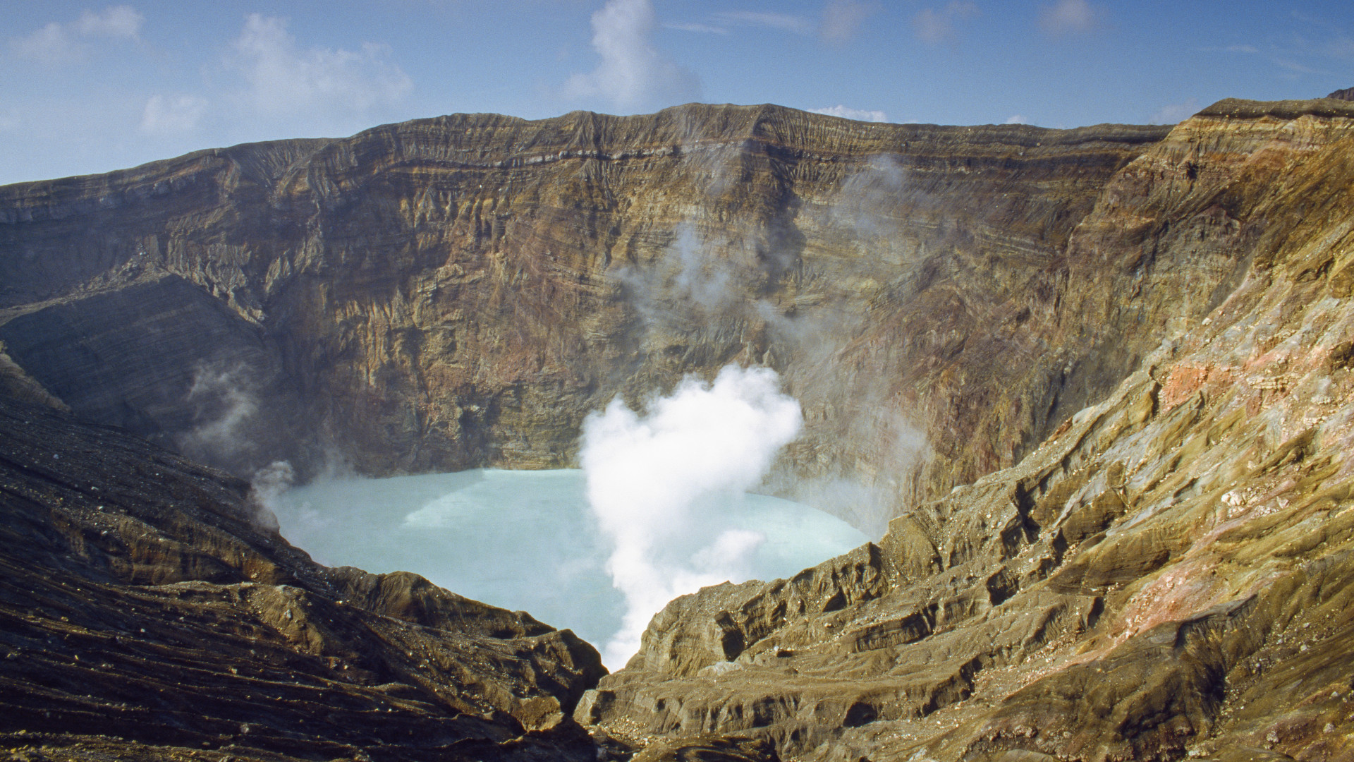 Aktív vulkánnál tűnt el egy helikopter, turistákkal a fedélzeten