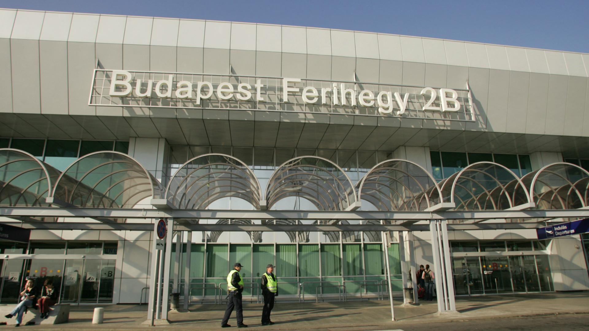 Döntött a kormány: szigorúbb biztonsági intézkedések a repülőtéren a közel-keleti helyzet miatt