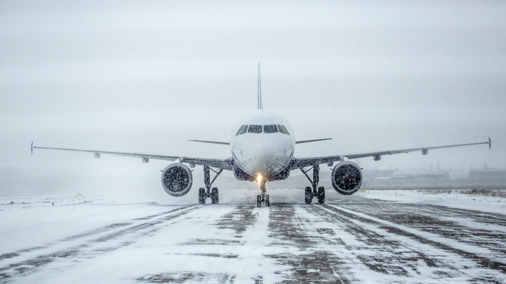 Lecsapott a tél: kifogyóban a létfontosságú folyadék Európa egyik legnagyobb repterén, ami nélkül nem szállhatnak fel a gépek