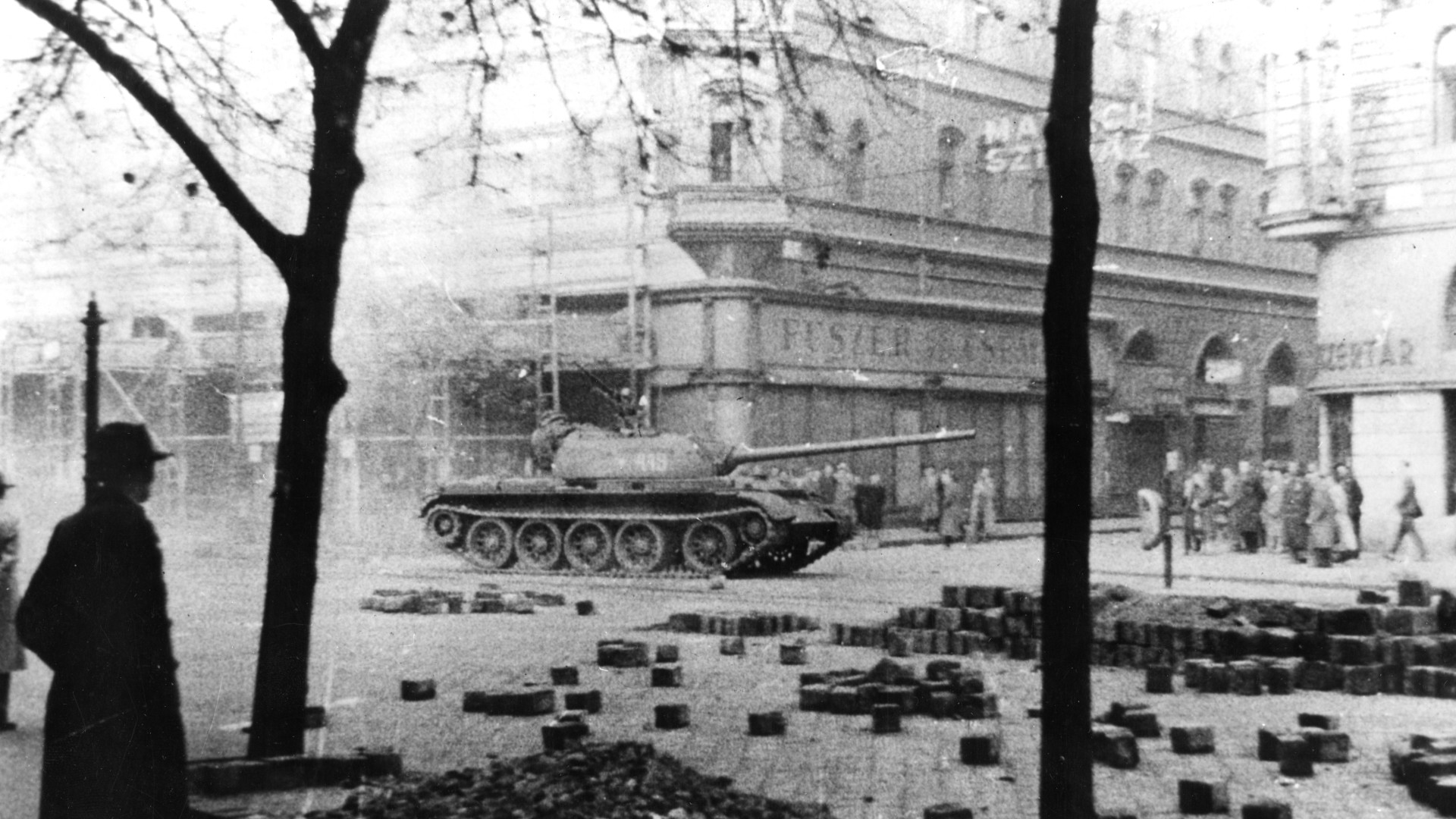 Mintha háború tarolta volna le Magyarországot – Milyen hatással volt a gazdaságra az 1956-os forradalom?