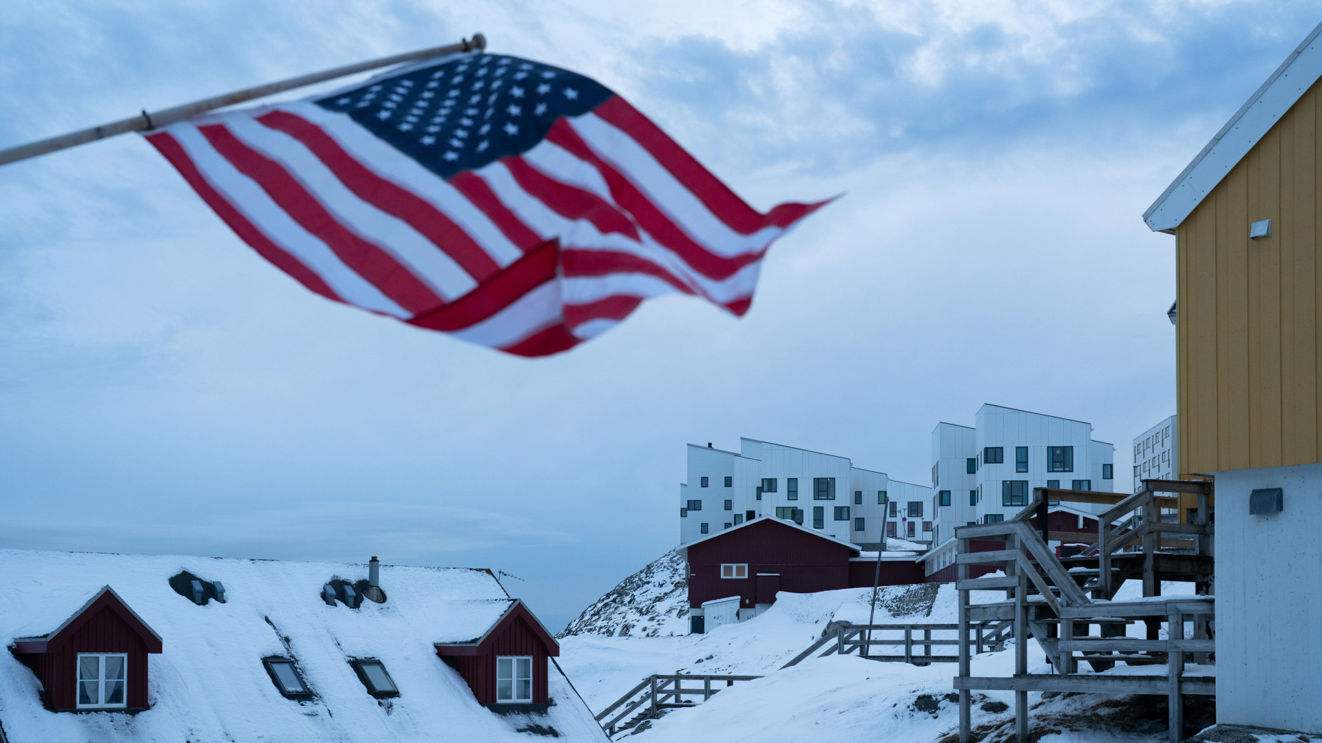 Videók: megpróbálták kitűzni az amerikai zászlót Grönland fővárosában, csúnya vége lett