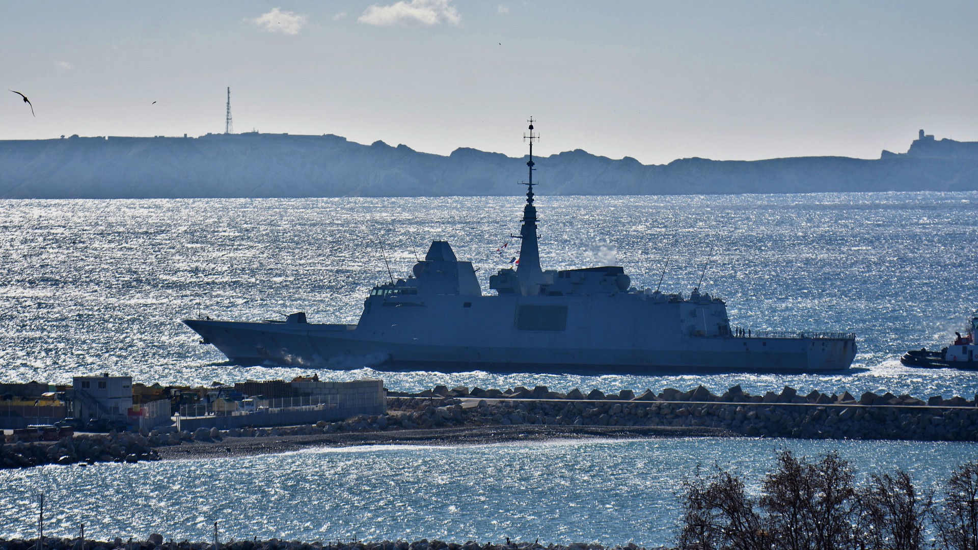 Megindult az európai atomhatalom hatalmas hadiflottája, bármikor megkezdődhet a százezres tömeg evakuálása