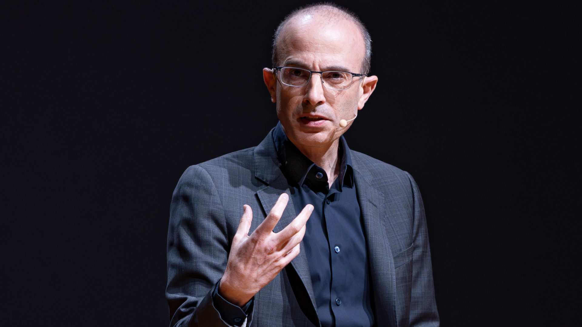Harari, a világhírű történész figyelmeztetése: Nem bízhatjuk a sorsunkat az intelligens gépekre
