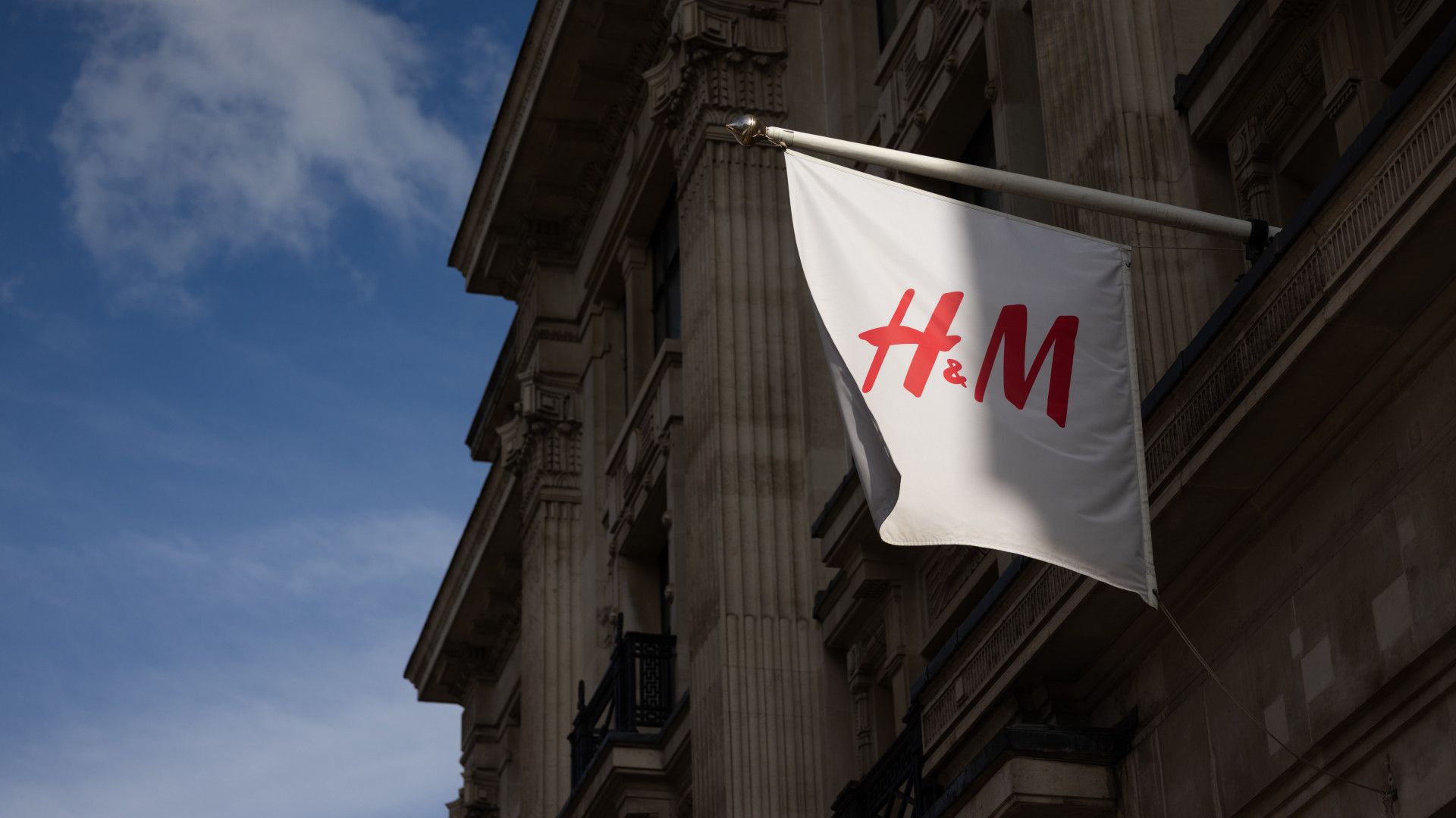 Fordulat a H&M-nél, nagyot nőtt a profit, szárnyal a részvényárfolyam – Forrás: Portfolio.hu