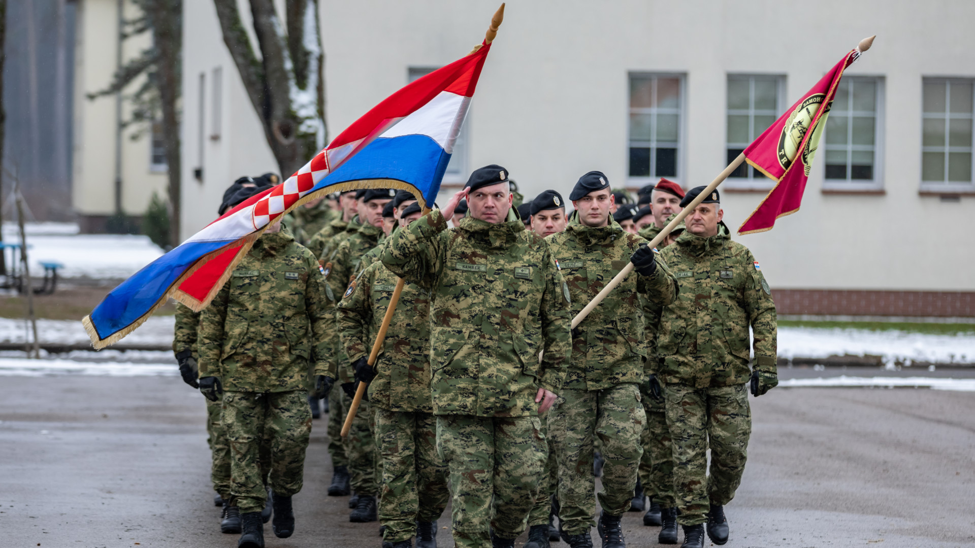 Elkezdődött: több száz fiatal kapott sorkatonai behívót Magyarország szomszédjában, már ma indul a kiképzés