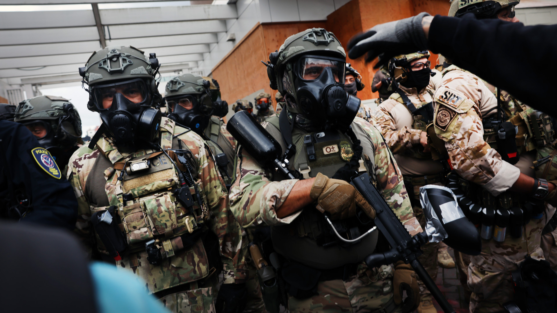 Forrnak az indulatok Amerikában: Trumpék terrortámadást és lázadást, a demokraták önkényes inváziót emlegetnek
