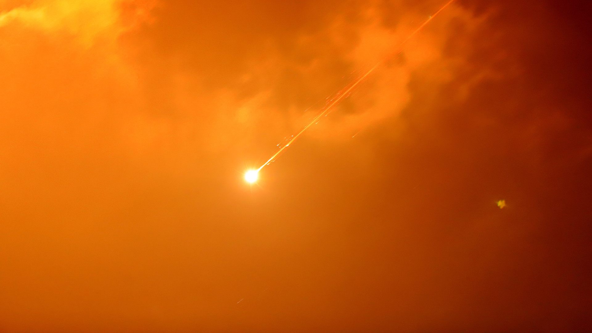 Ballisztikus rakétát lőttek ki a NATO-ra - Égett a forródrót, hosszas hallgatás után megtörte a csendet a támadó