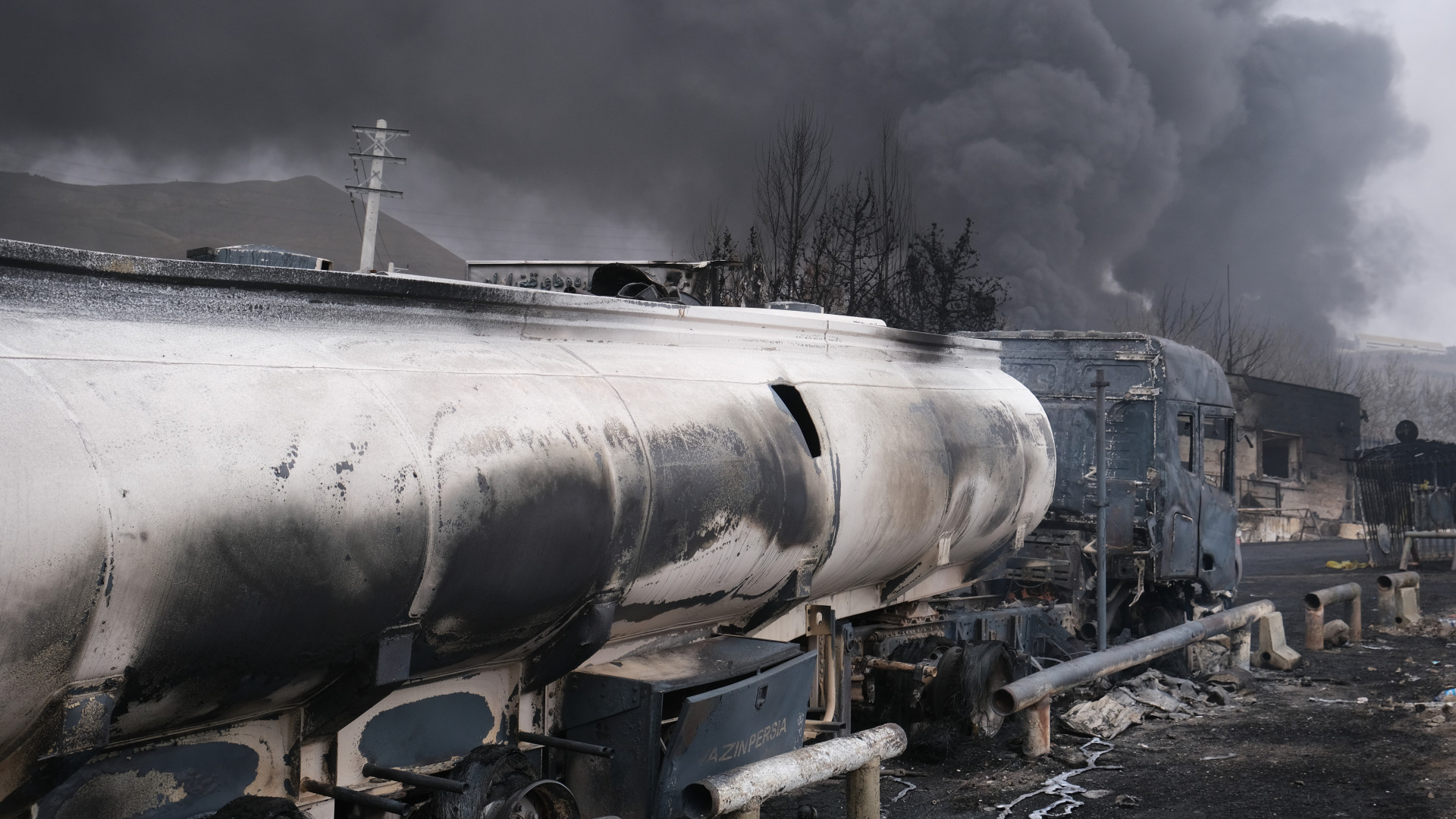 Tárgyalásokról pletykálnak, de tombol tovább a háború, Trump különleges erőket mozgósít - Percről percre tudósításunk az iráni háborúról kedden