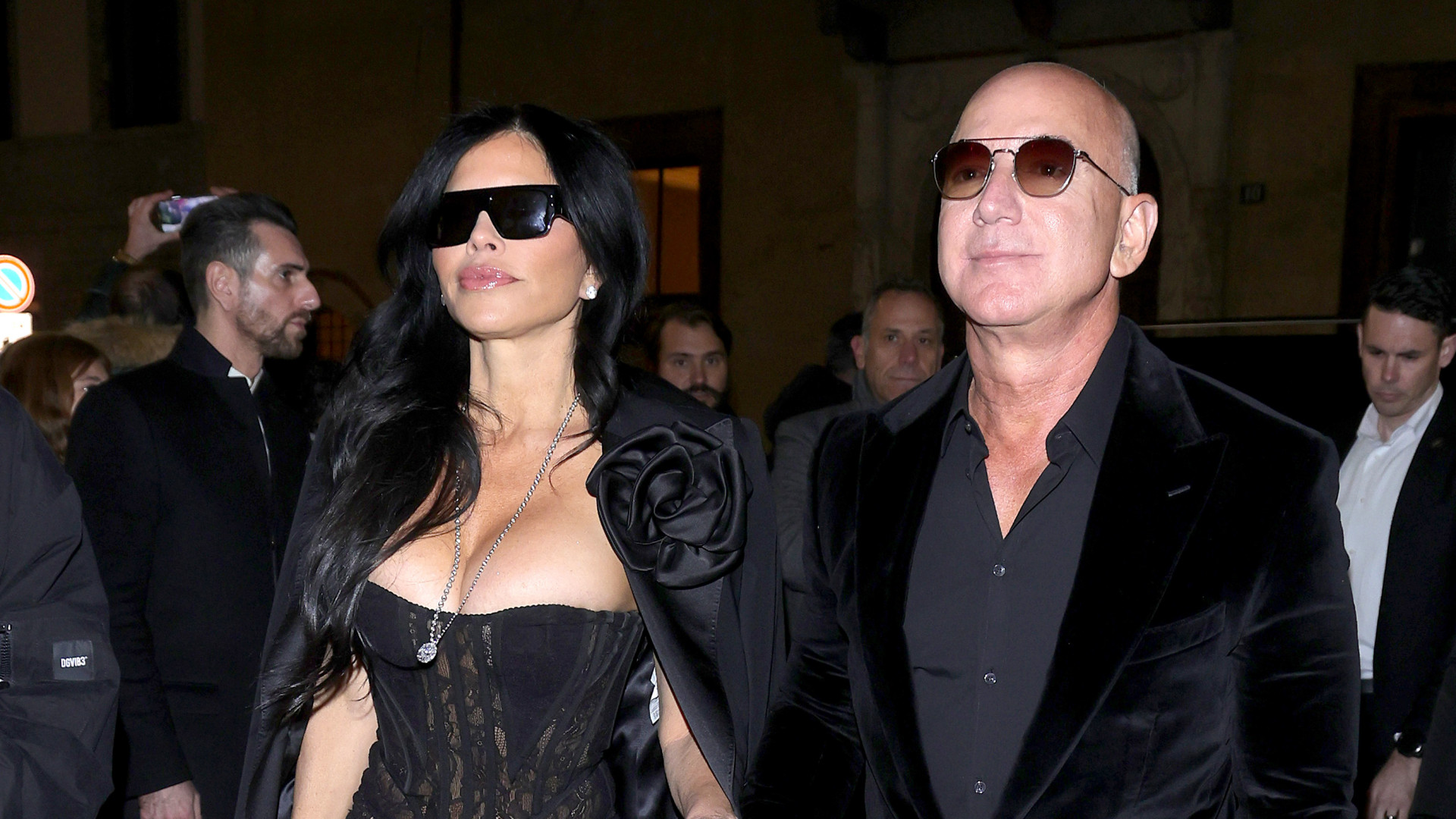 Két kézzel szórja Amazon-részvényeit Jeff Bezos