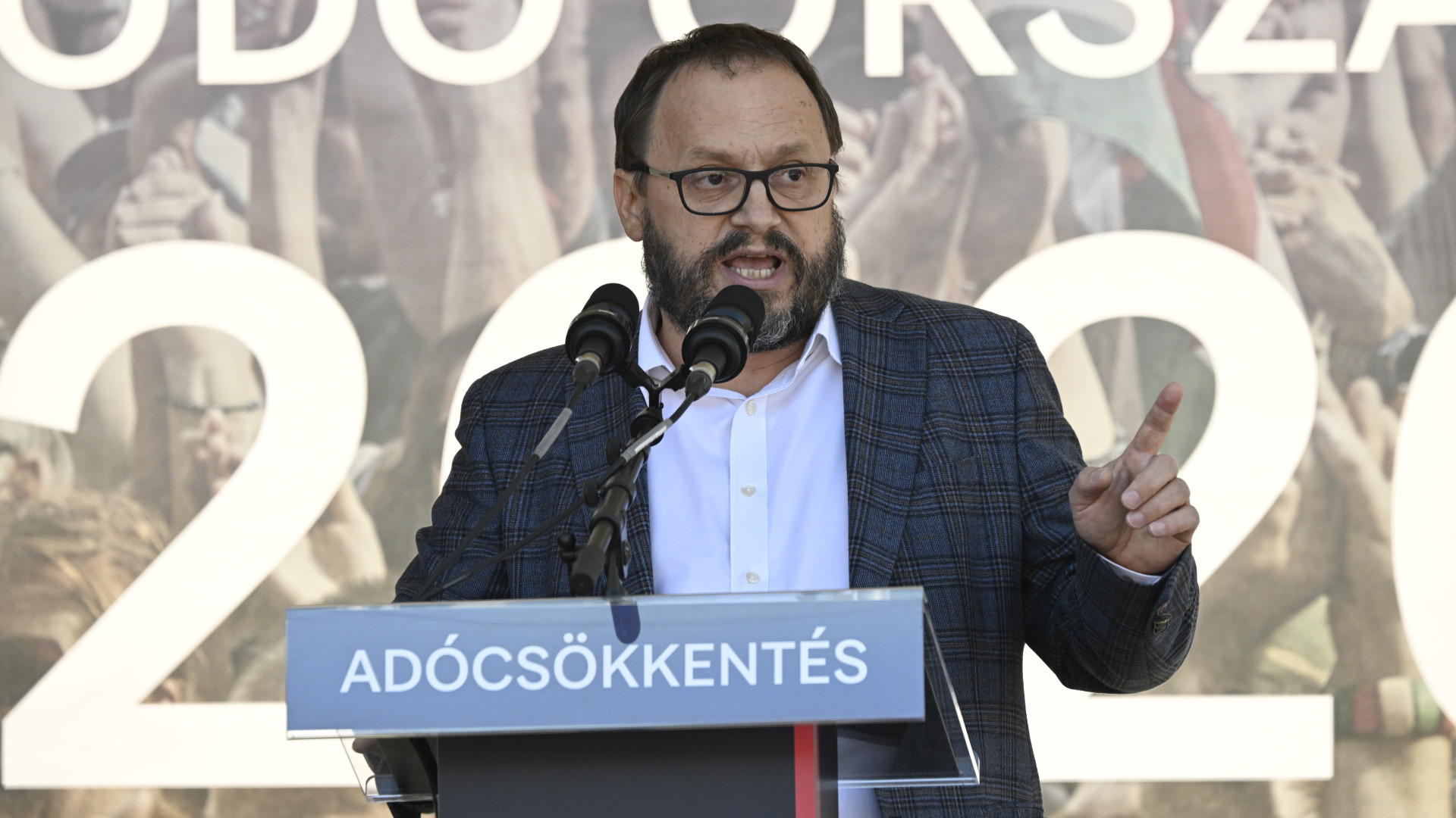 A koncessziós szerződések felülvizsgálatát ígéri a Tisza Párt gazdaságpolitikusa