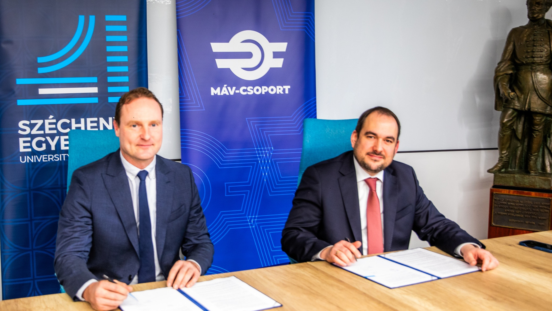 Közös kutatások és új képzések: bővítette partnerségét a MÁV-csoport és a győri egyetem