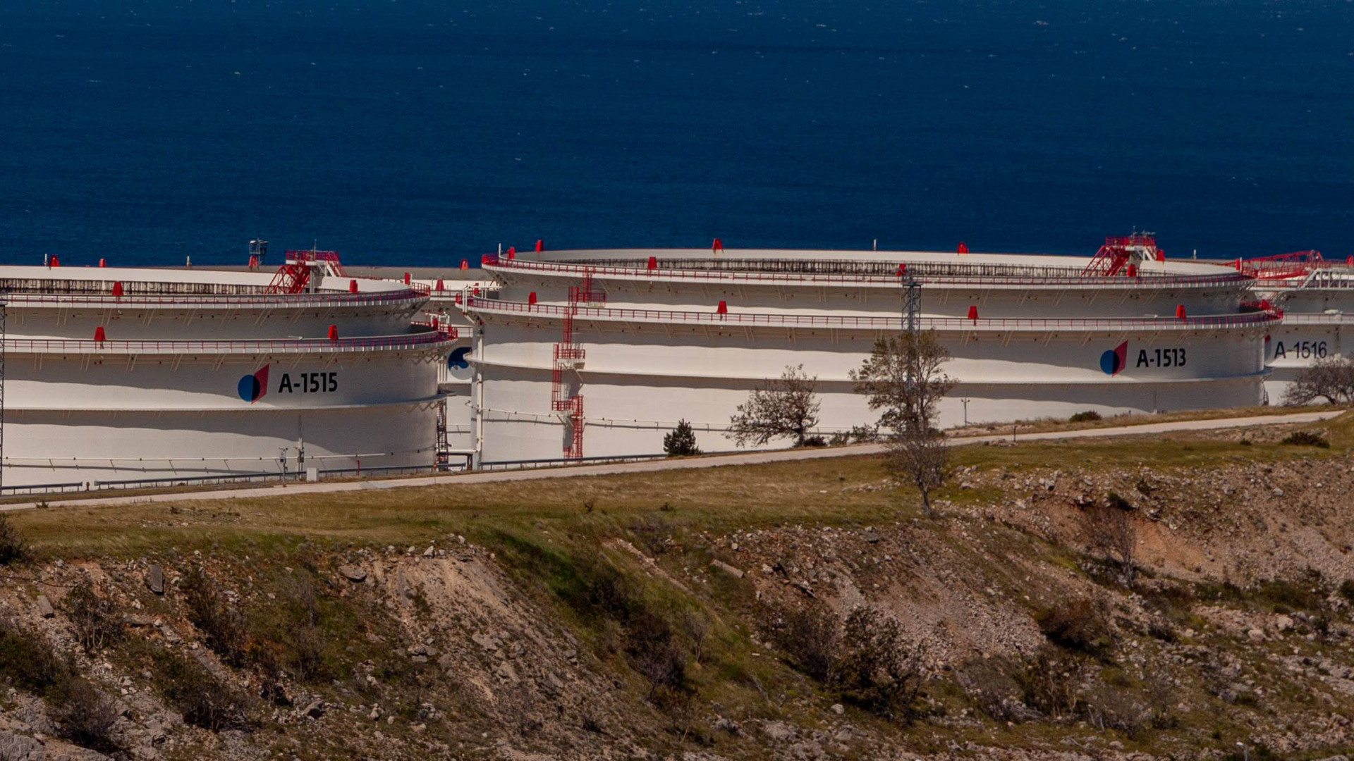 Tagadja a vádat a Janaf, keményen nekimentek a Molnak