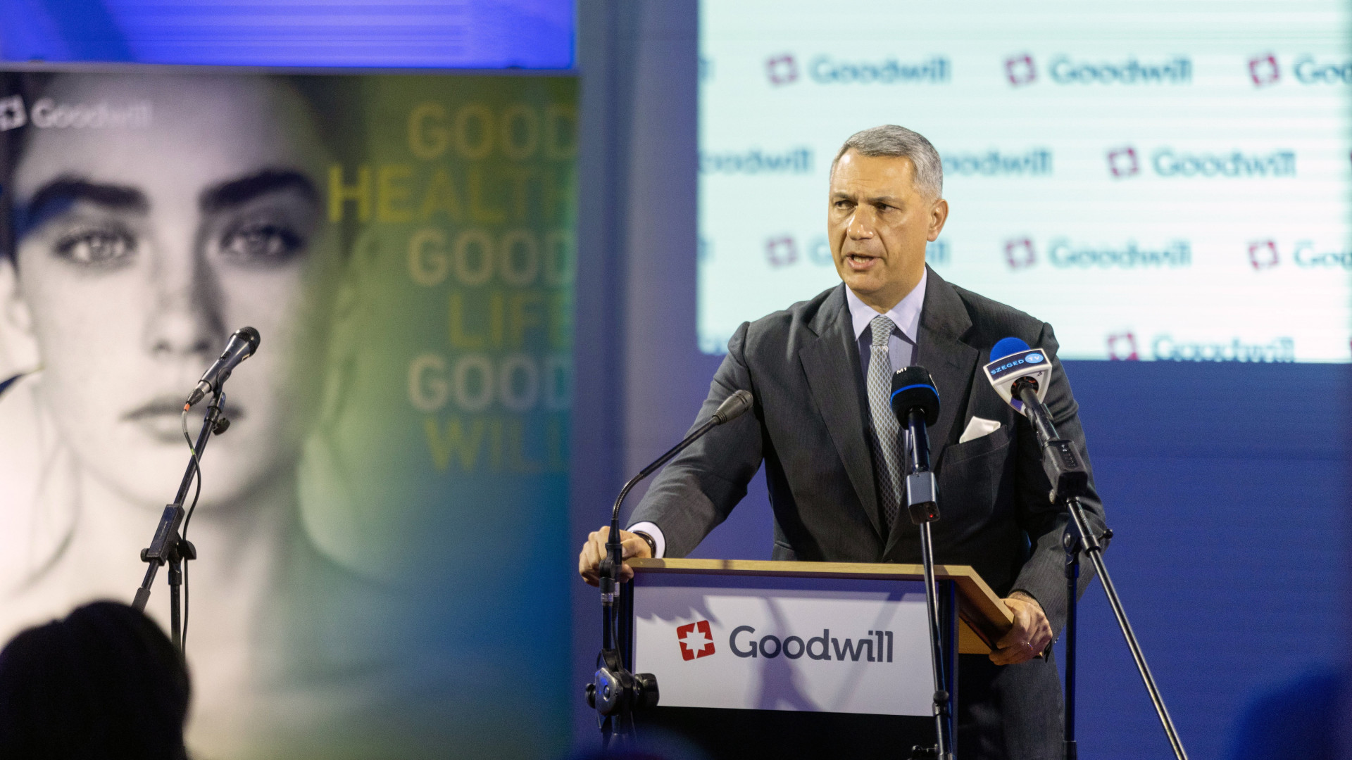 Szegeden járt Lázár János, gyógyszeripari fejlesztést adott át