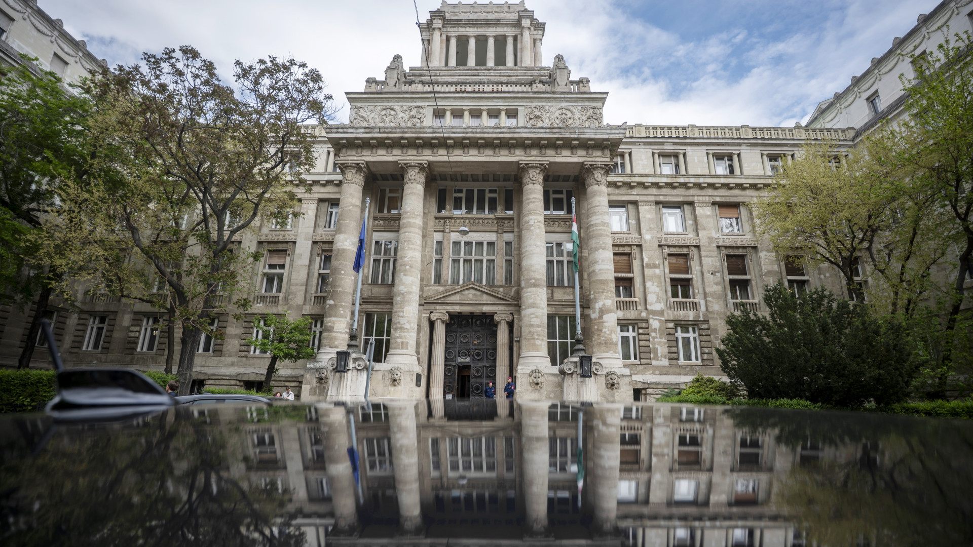 Távozása előtt még kötött a legfőbb ügyész egy szerződést Orbán volt miniszterével