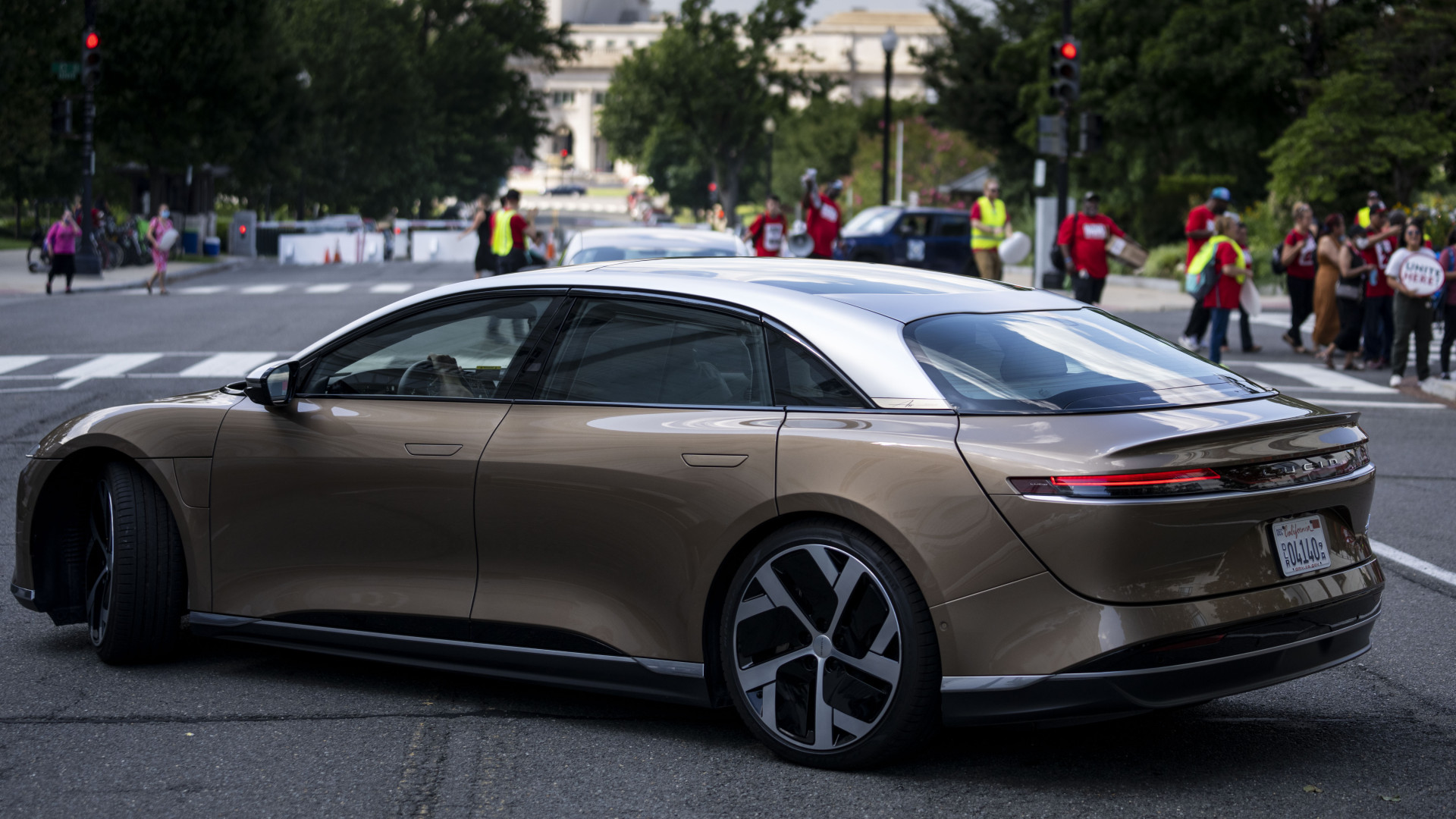 Masszív összegeket bukik autónként a Tesla-gyilkosnak kikiáltott EV-startup