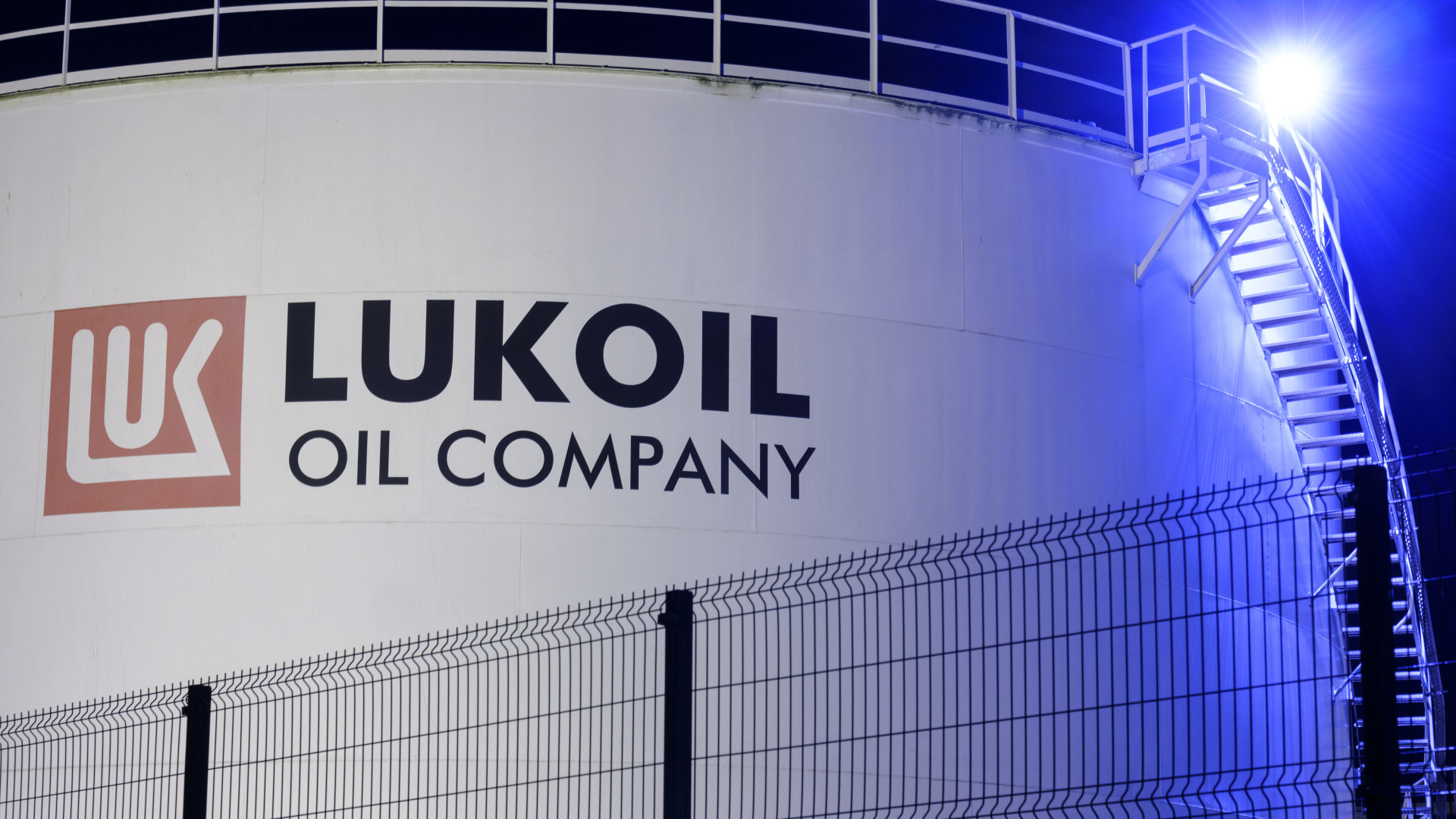 Áll az amerikai szankciók elé Románia: teljesen átvennék a Lukoil-leány irányítását