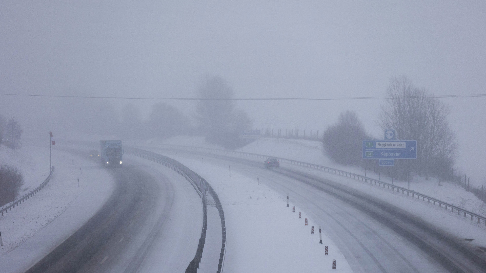 Elesett az M1-es autópálya, mindkét irányba! Nagy a káosz a magyar utakon