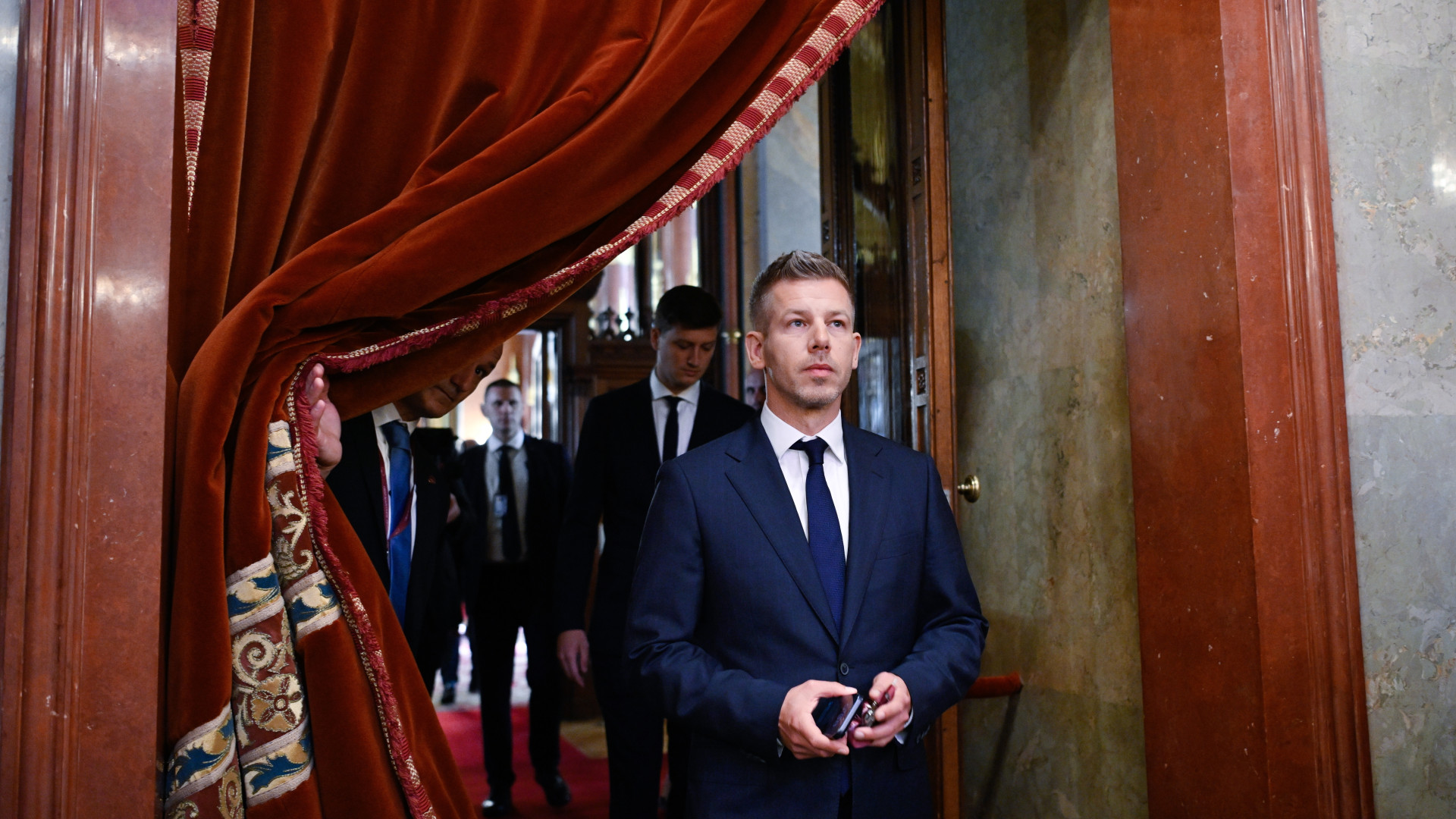 Hamarosan élőben beszél Magyar Péter az országgyűlésben