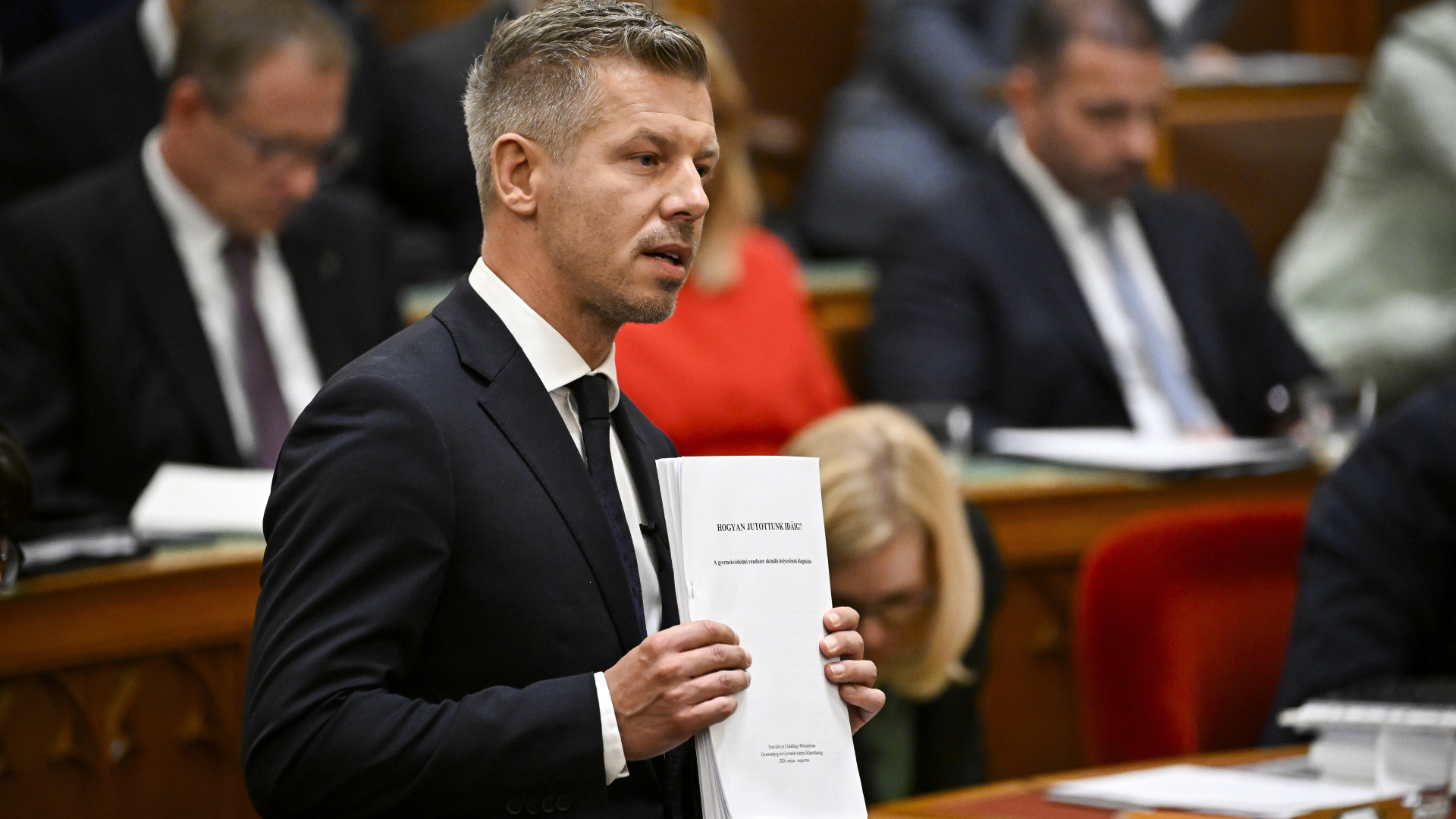 Tisza-kormány: Magyar Péter beszéde nélkül esik egymásnak a parlament, jövedéki adóemelés jöhet