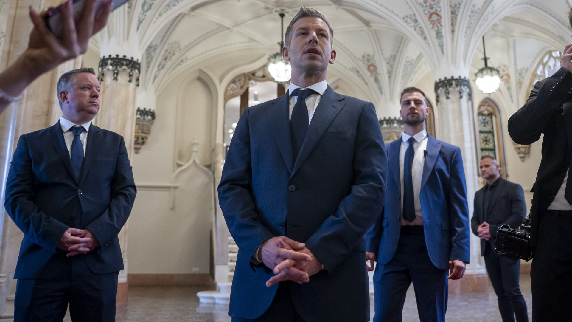 Érdekes dolgokra bukkant Magyar Péter egy pincében, rendőrségi ügy lesz ebből is