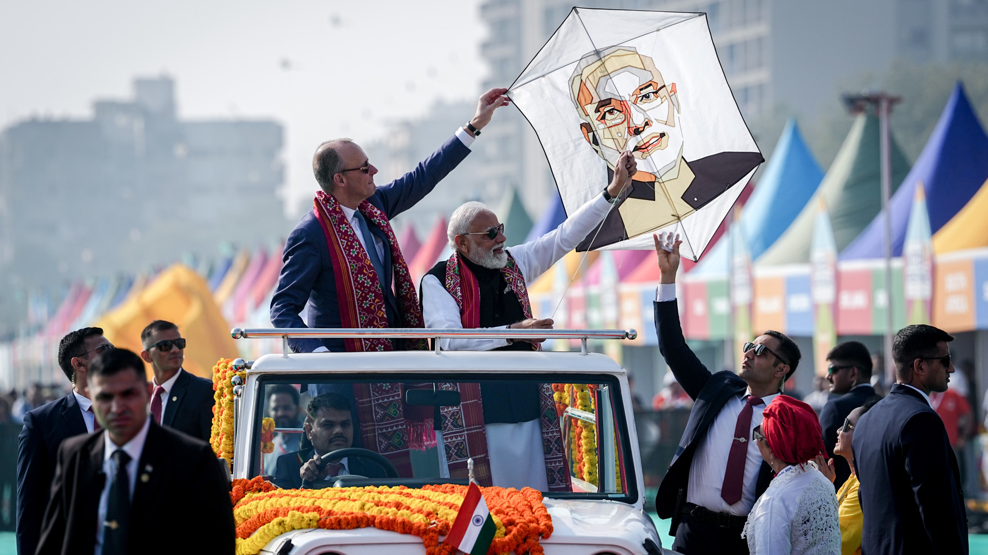 Királyi pompával fogadta az európai vezetőt a világ egyik legerősebb országa – Sorsfordító egyezmény születhet