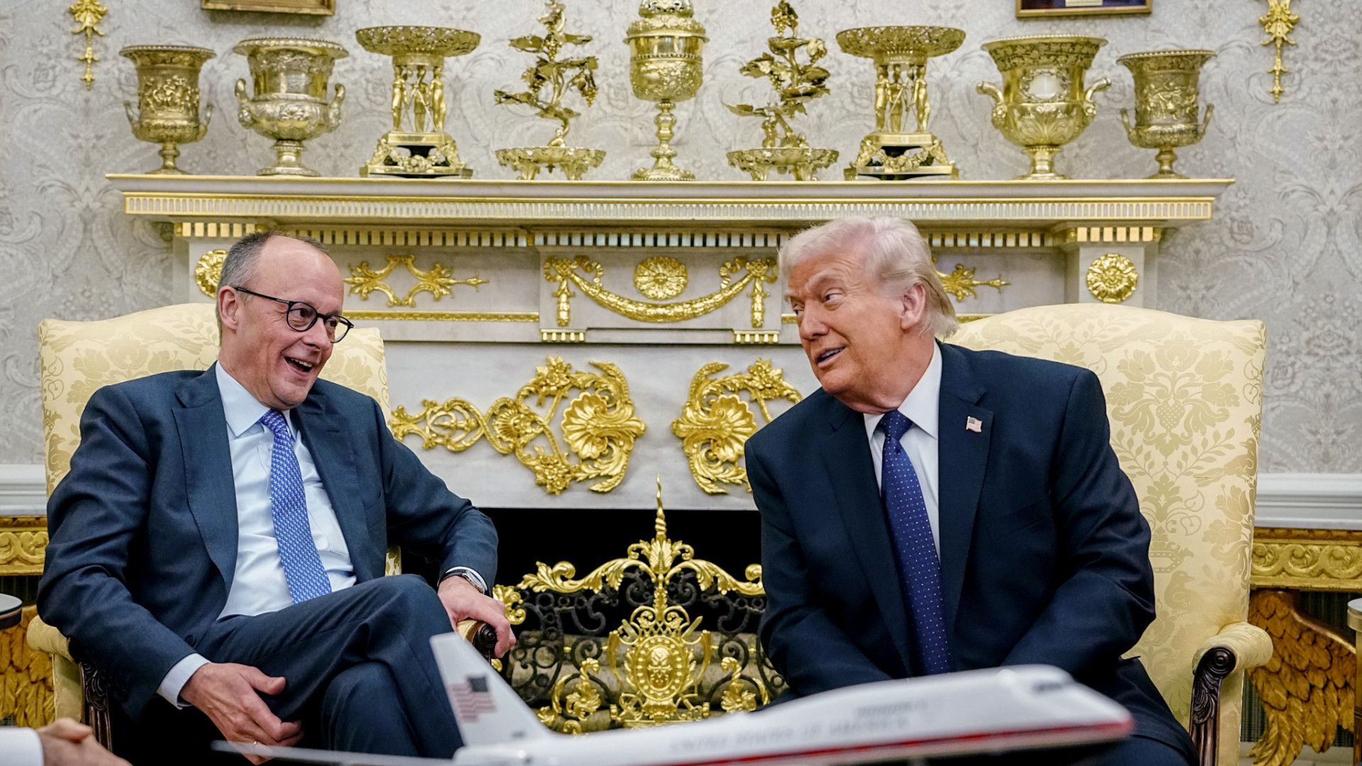 Keményen odaszólt Amerikának a német kancellár: ősellensége a bolondját járatja vele