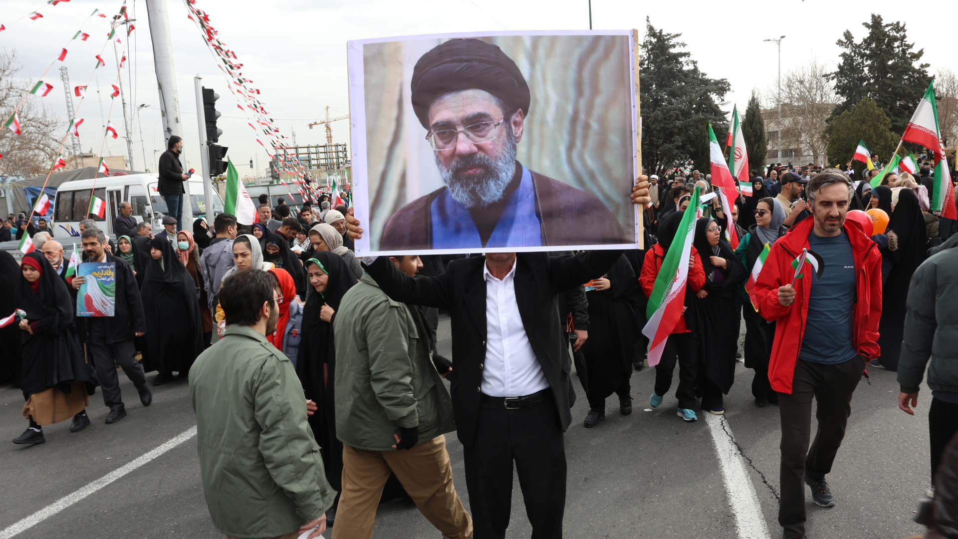 Eldőlni látszik, ki lesz Irán új legfőbb vezetője – Akár a legrosszabb forgatókönyv is megvalósulhat Trump szerint